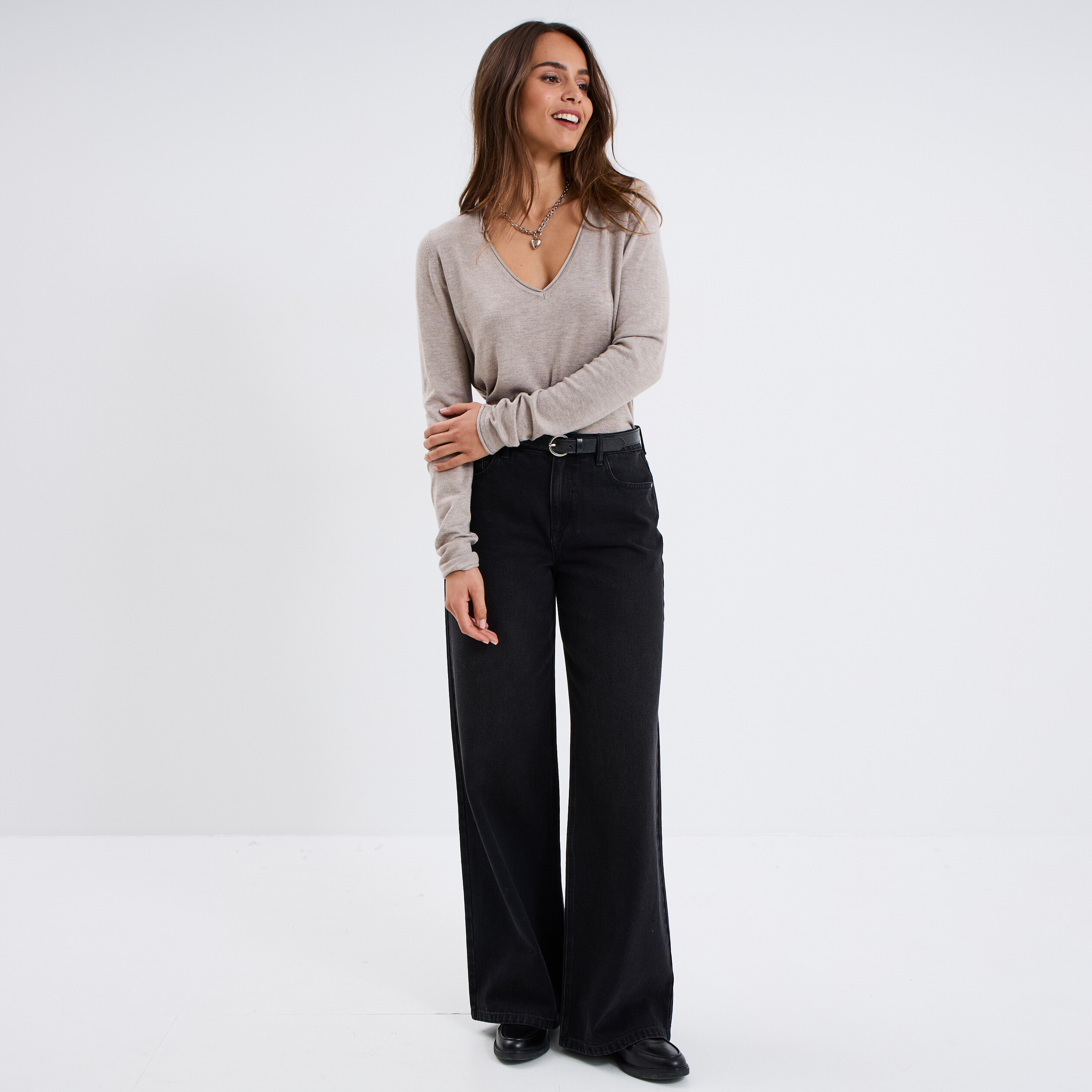 pull ajuste avec col en v beige femme Pull ajusté avec col en V beige femme