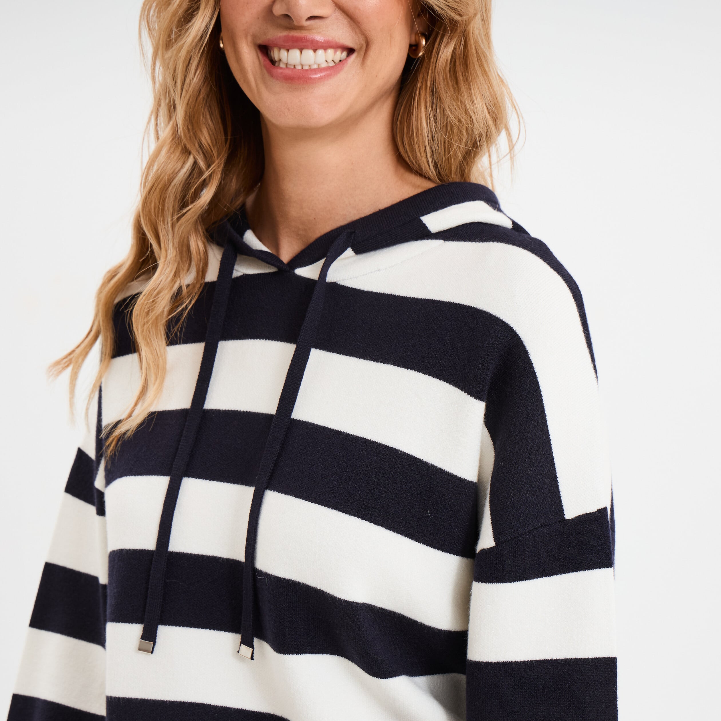 Pull &agrave; capuche manches longues bleu marine femme