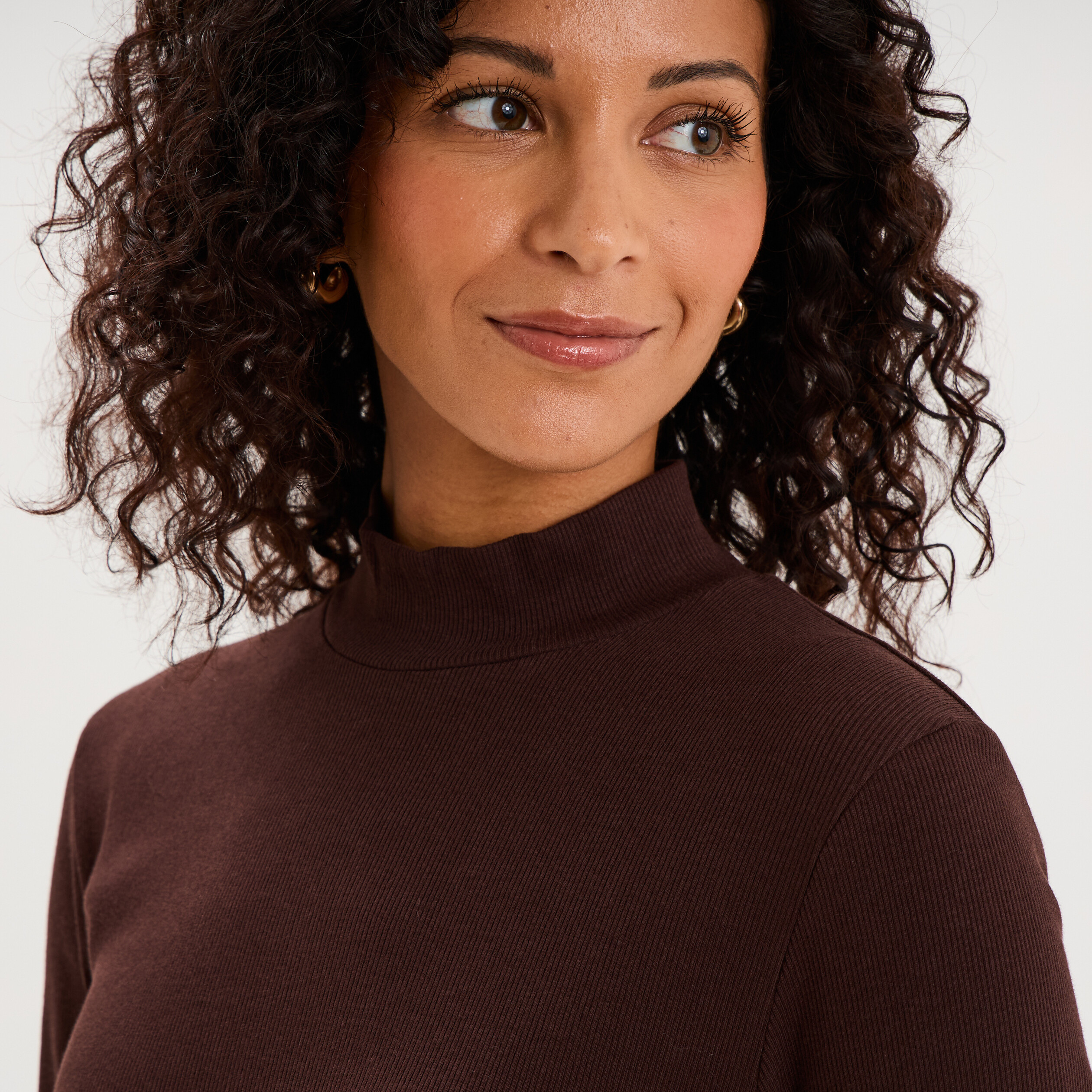 T-shirt ajust&eacute; col montant marron fonc&eacute; femme