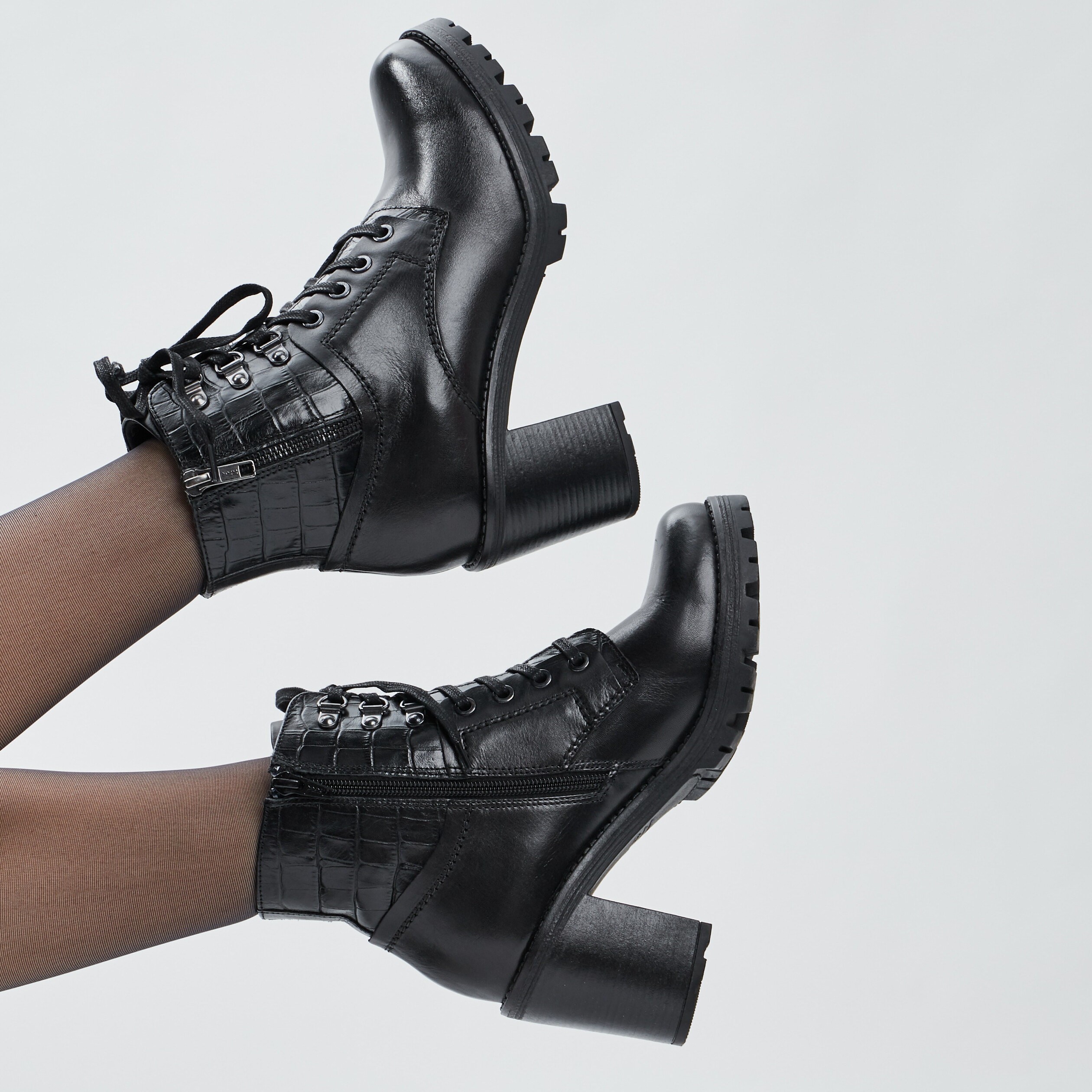 bottines en cuir a talons avec lacage noir femme Bottines en cuir à talons avec laçage noir femme