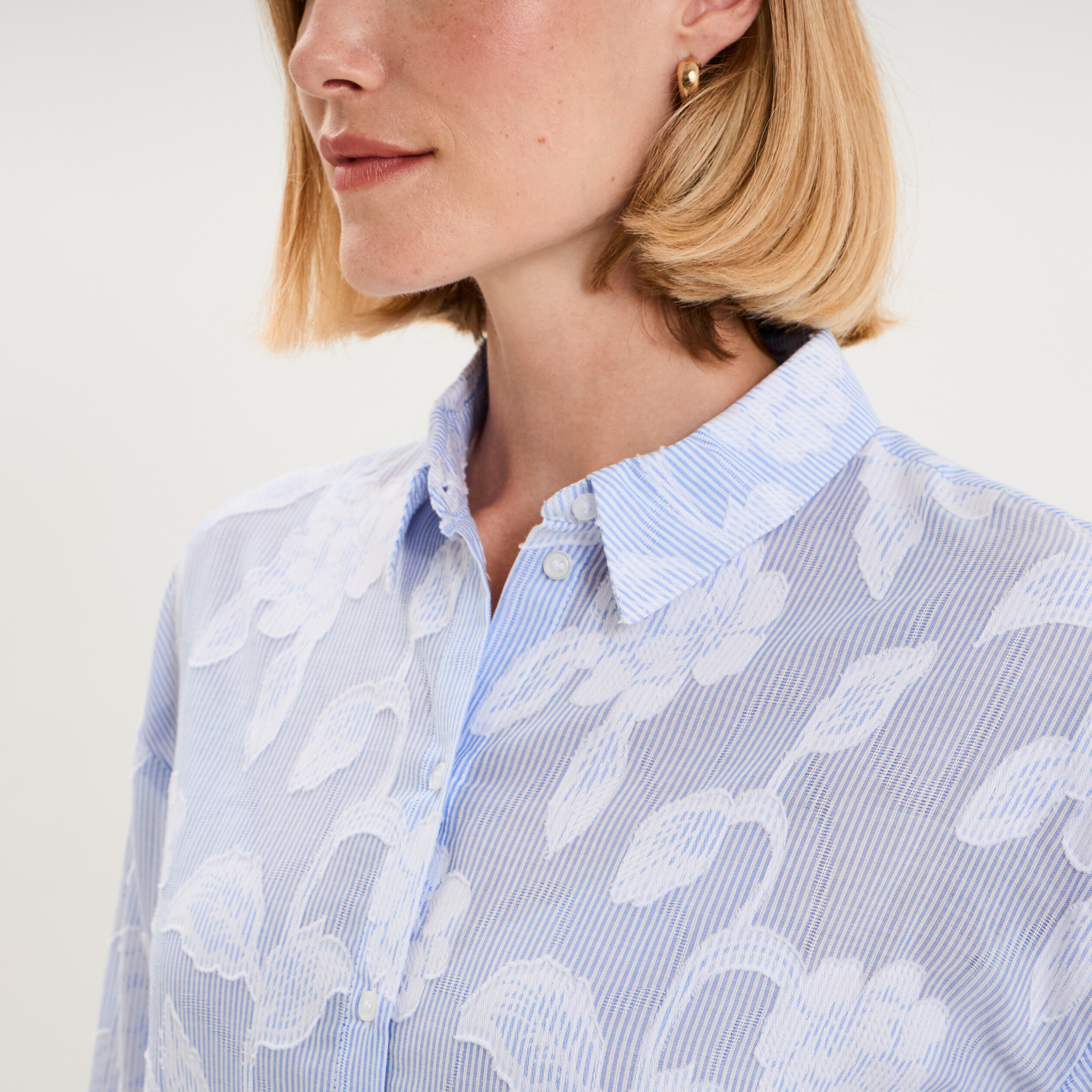 Chemise l&eacute;g&egrave;re brod&eacute;e manches longues blanc femme