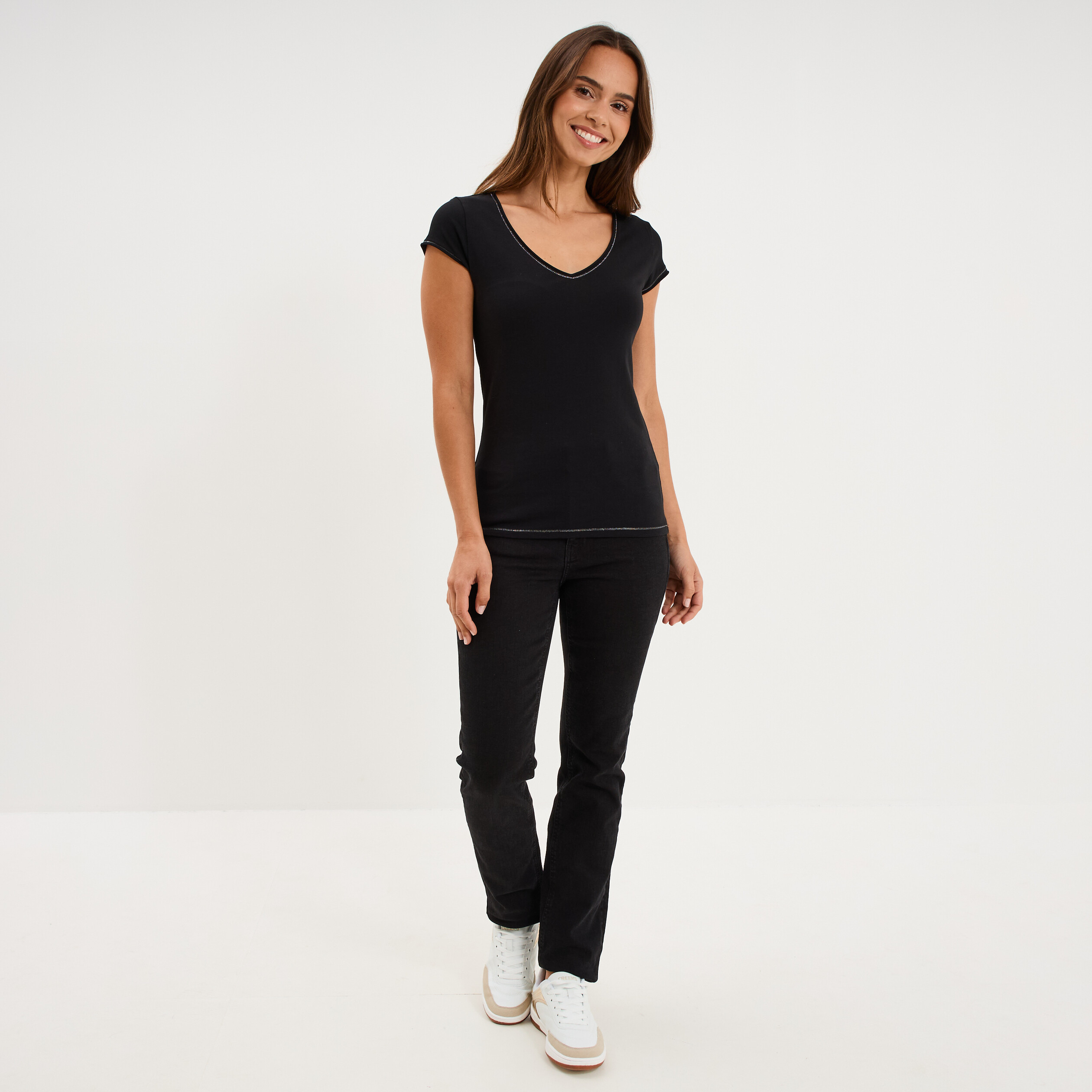 T-shirt col V ajust&eacute; manches courtes noir femme