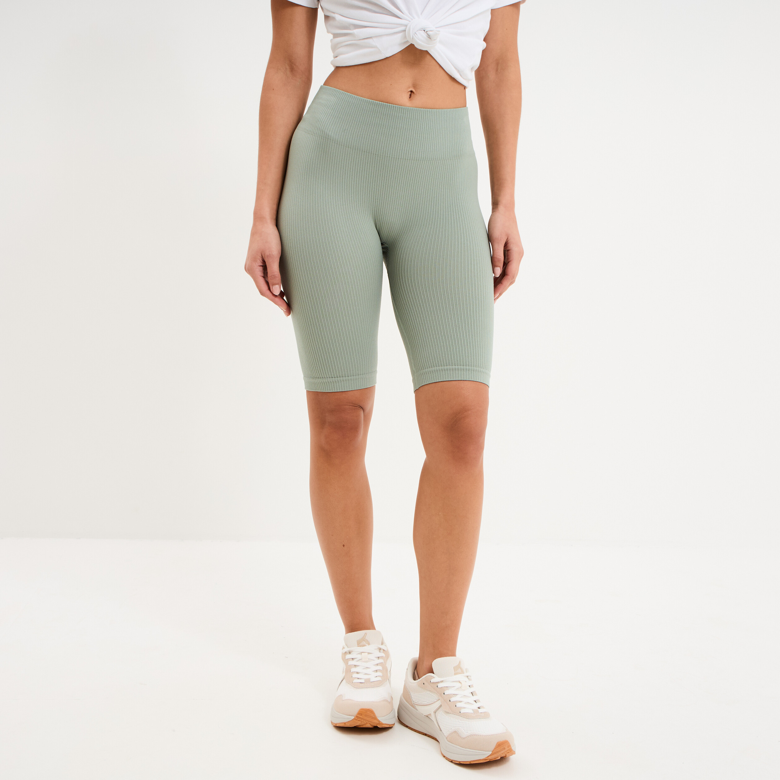 Short cycliste de sport c&ocirc;tel&eacute; stretch vert pastel femme