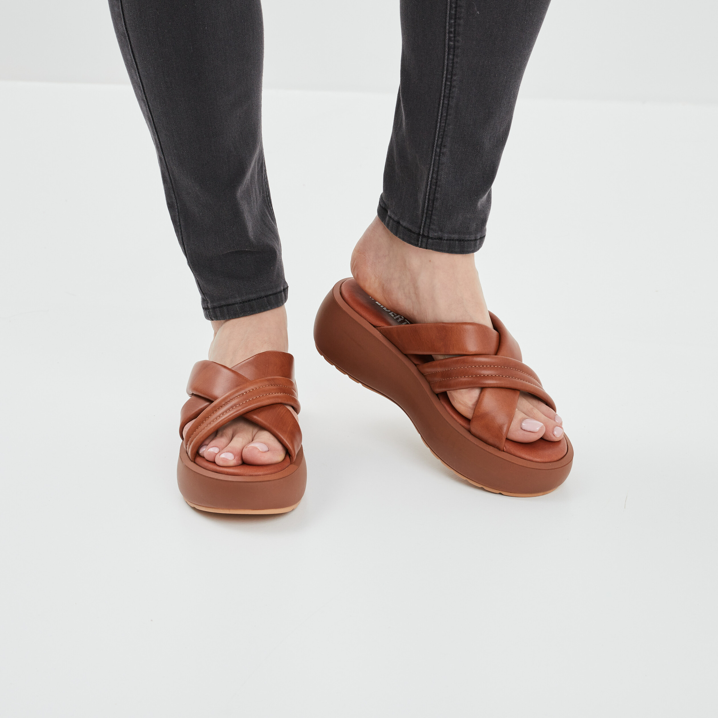 Mules compensees en cuir Liberto marron femme La Halle
