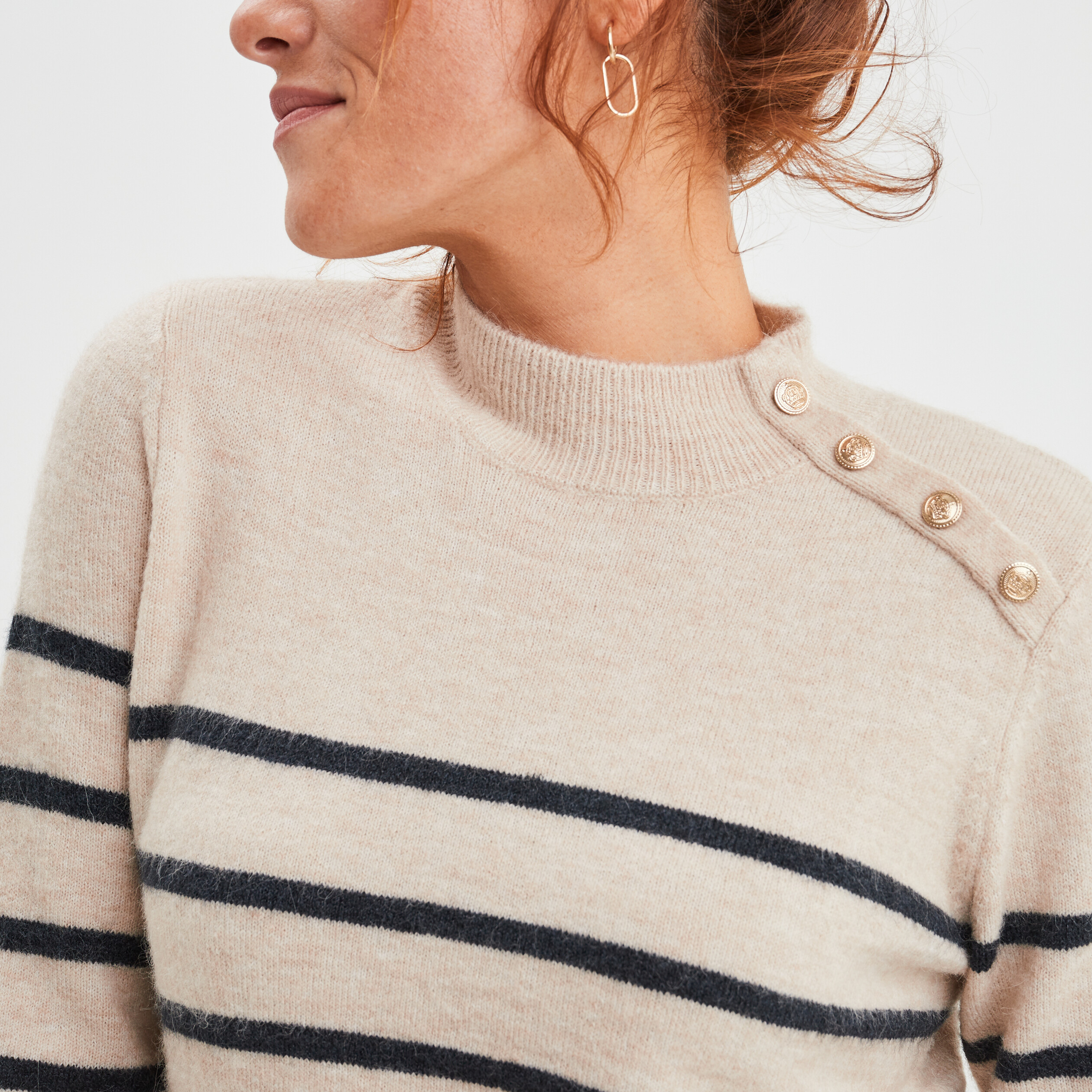 Pull en laine coloris sable boutons épaules femme