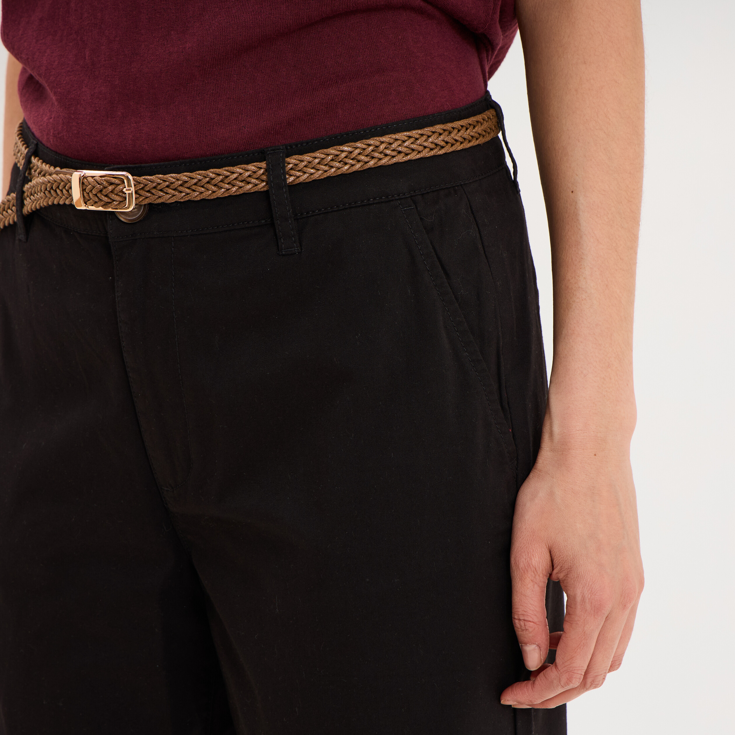 Pantalon chino regular ceinture tress&eacute;e noir femme