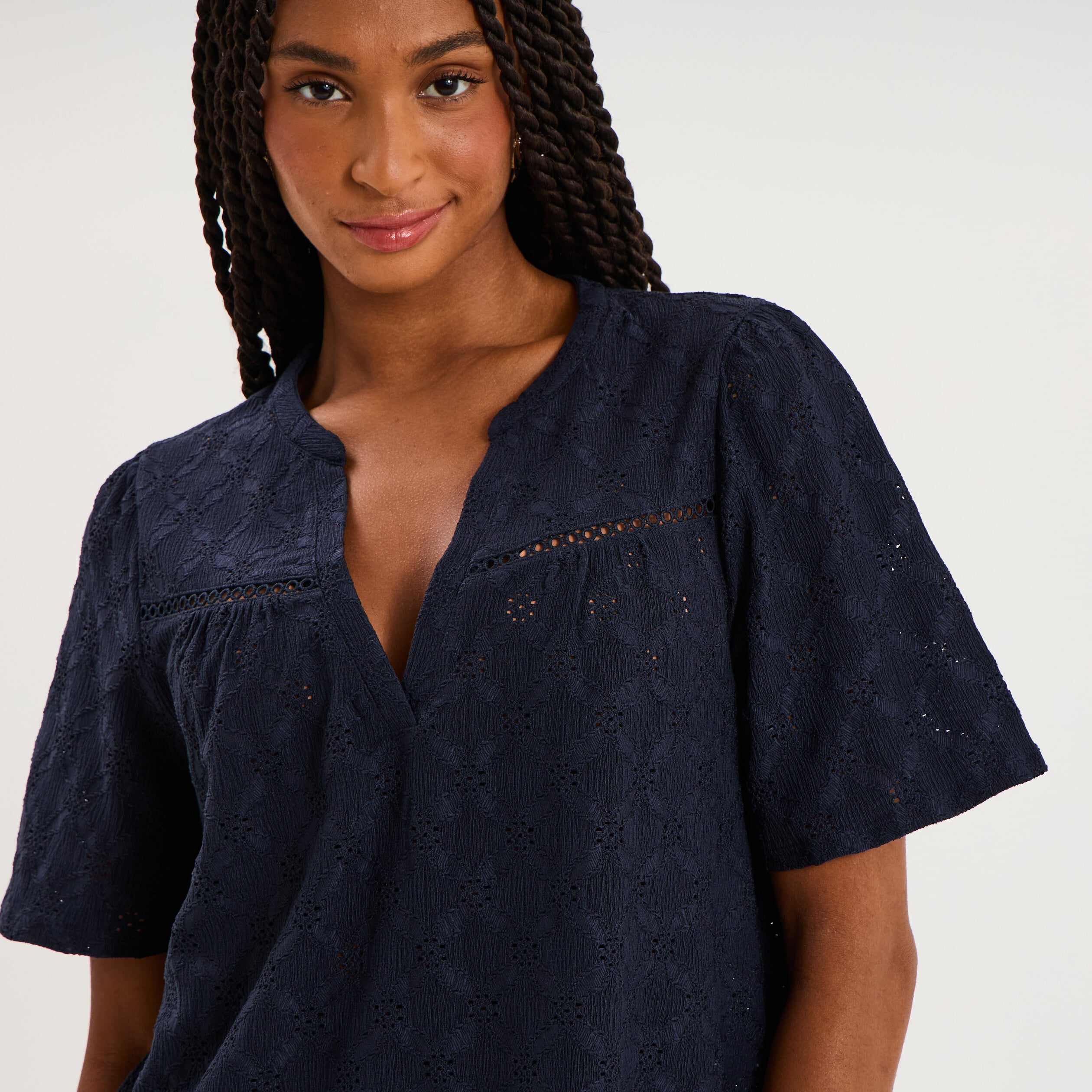 Blouse broderie anglaise manches courtes bleu fonc&eacute; femme