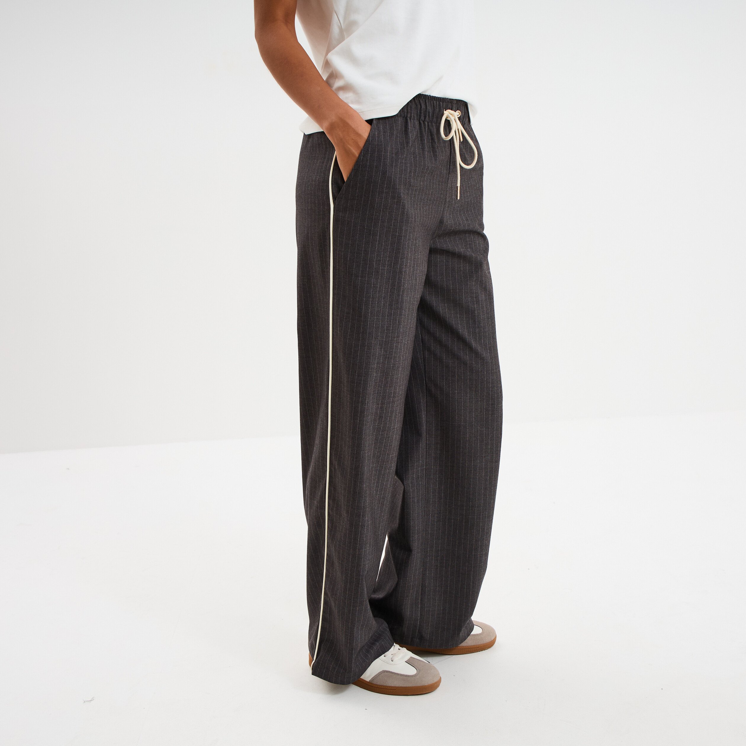 pantalon fluide elastique bandes cotes gris fonce femme Pantalon fluide élastiqué bandes côtés gris foncé femme