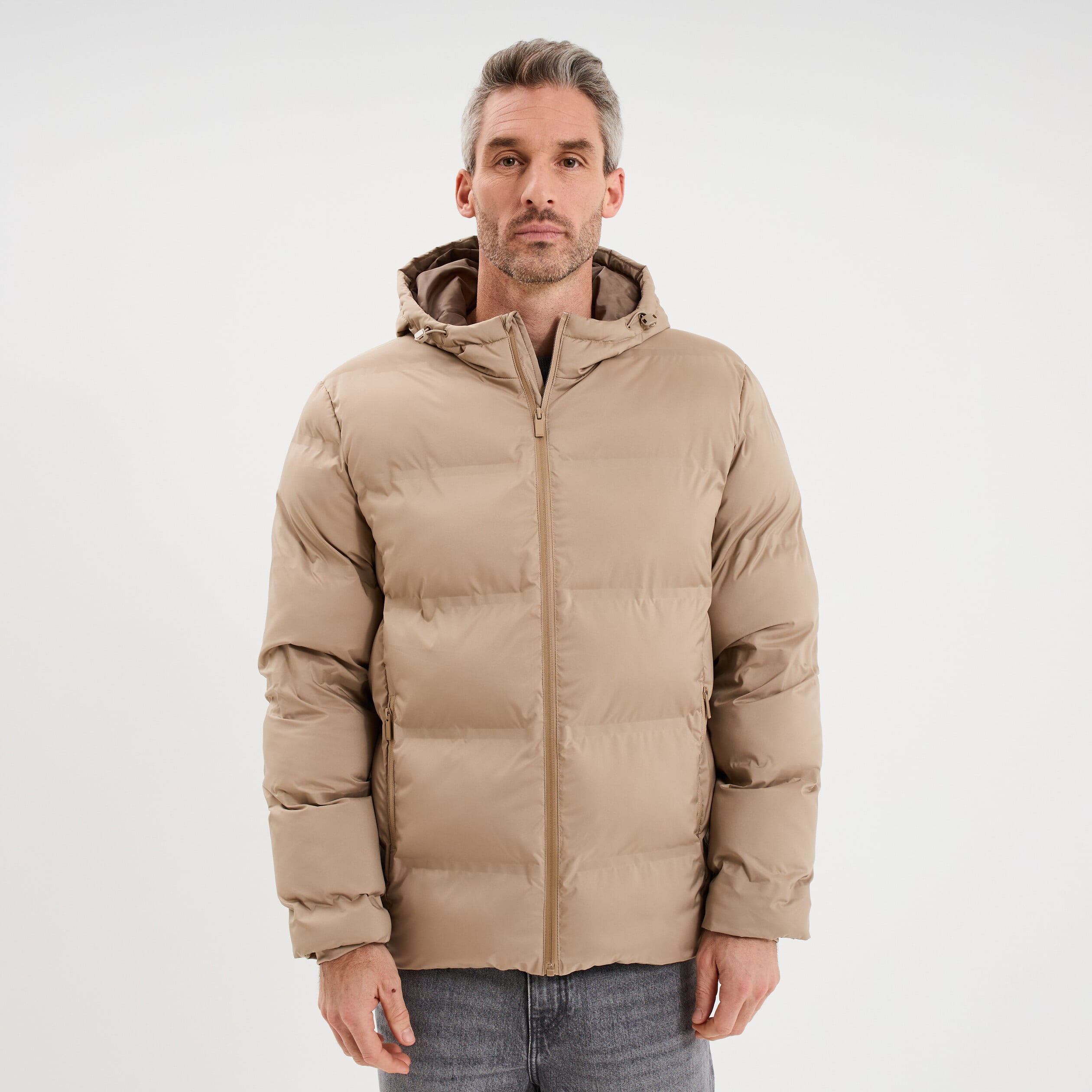 Doudoune courte &agrave; capuche d&eacute;perlante taupe homme