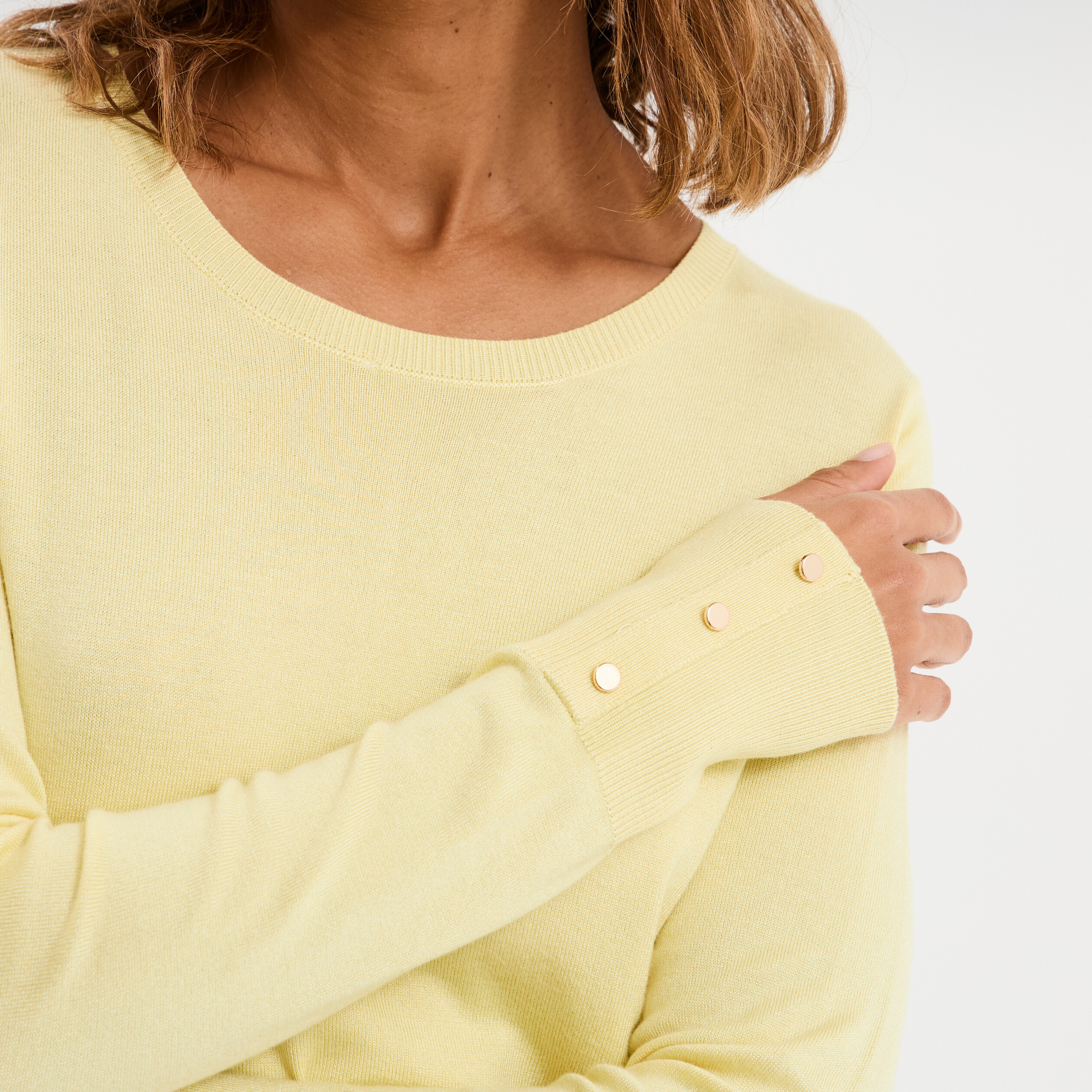 Pull col rond boutons aux poignets jaune clair femme