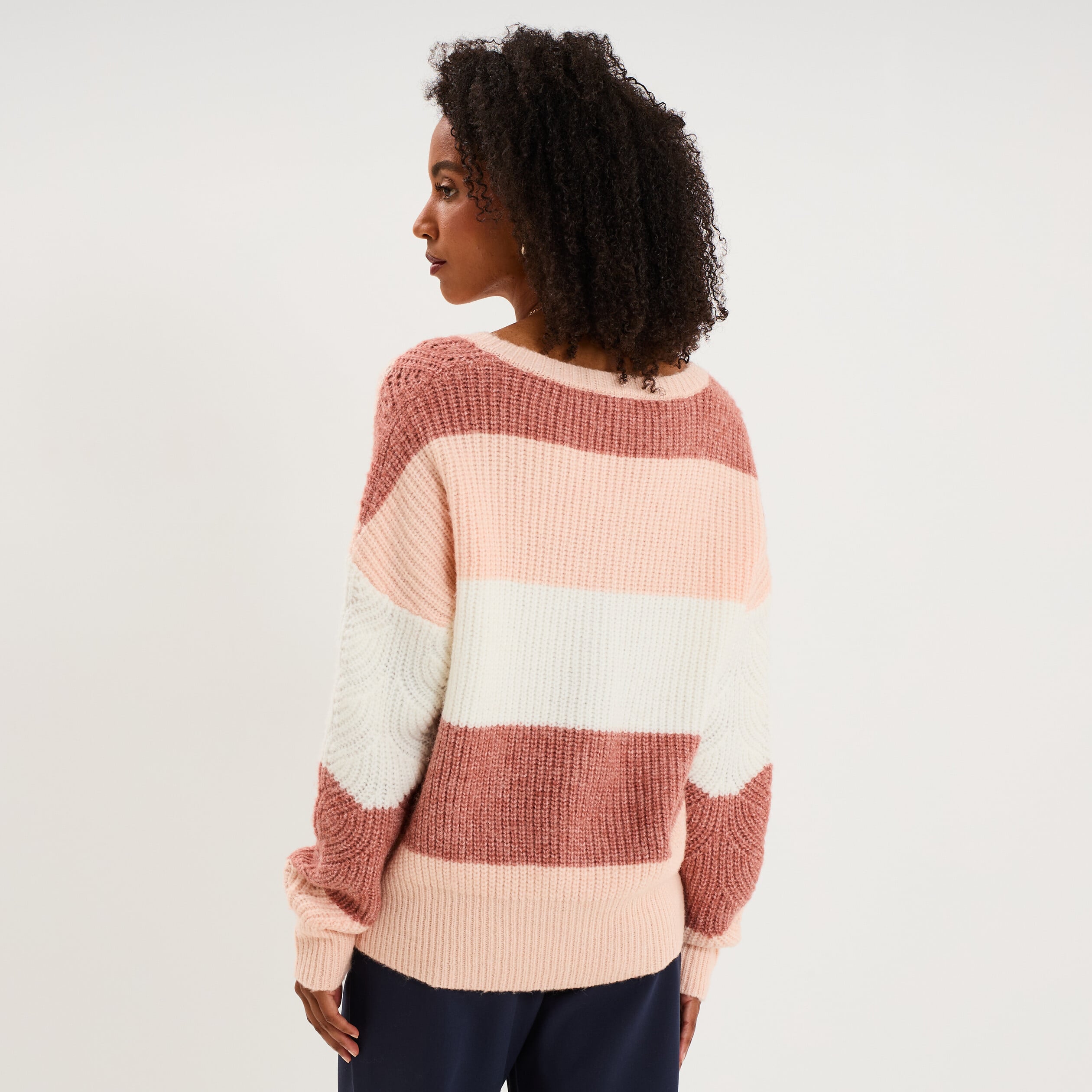 Pull col V ajour&eacute; manches longues rose clair femme