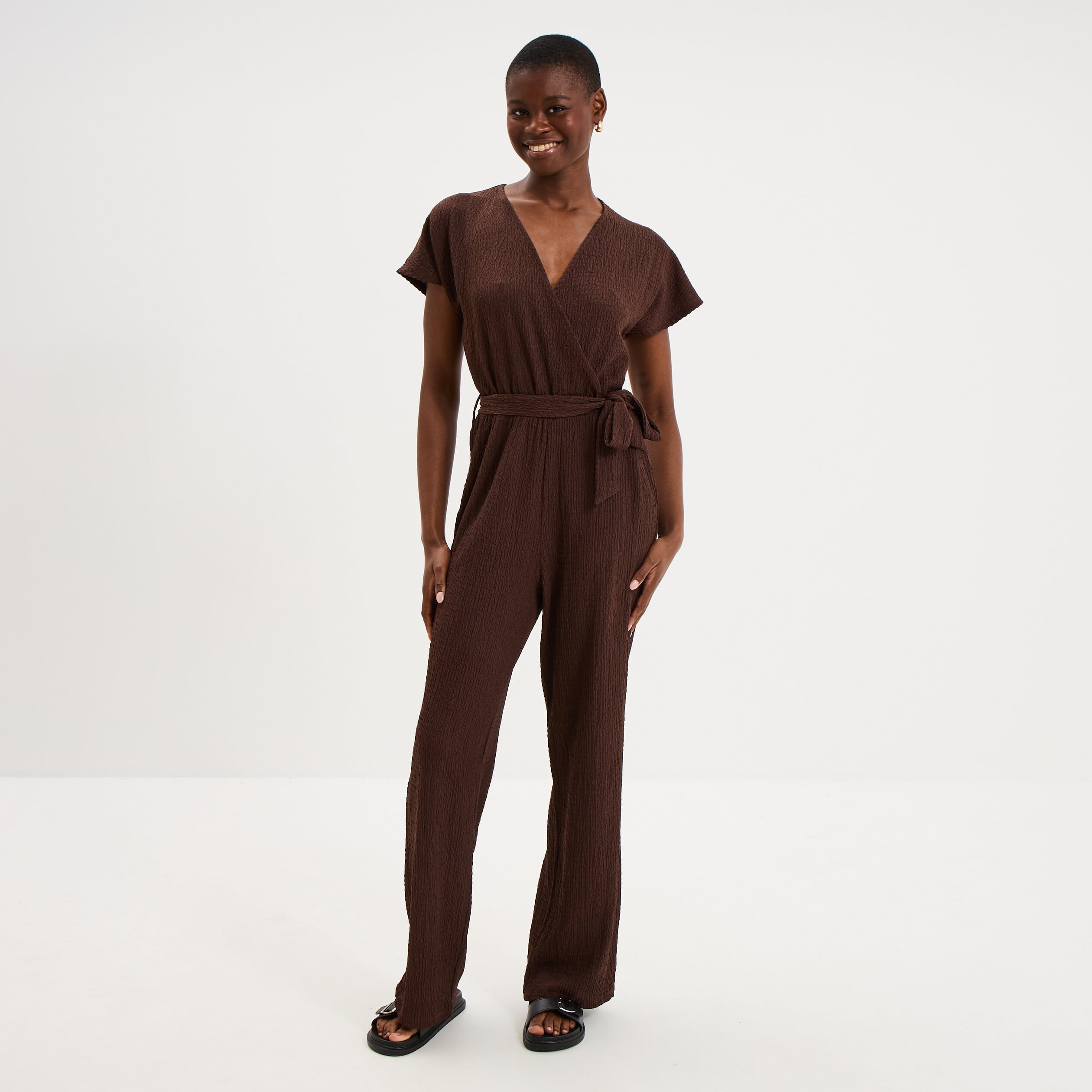 Combinaison pantalon gaufr&eacute;e ceintur&eacute;e marron fonc&eacute; femme