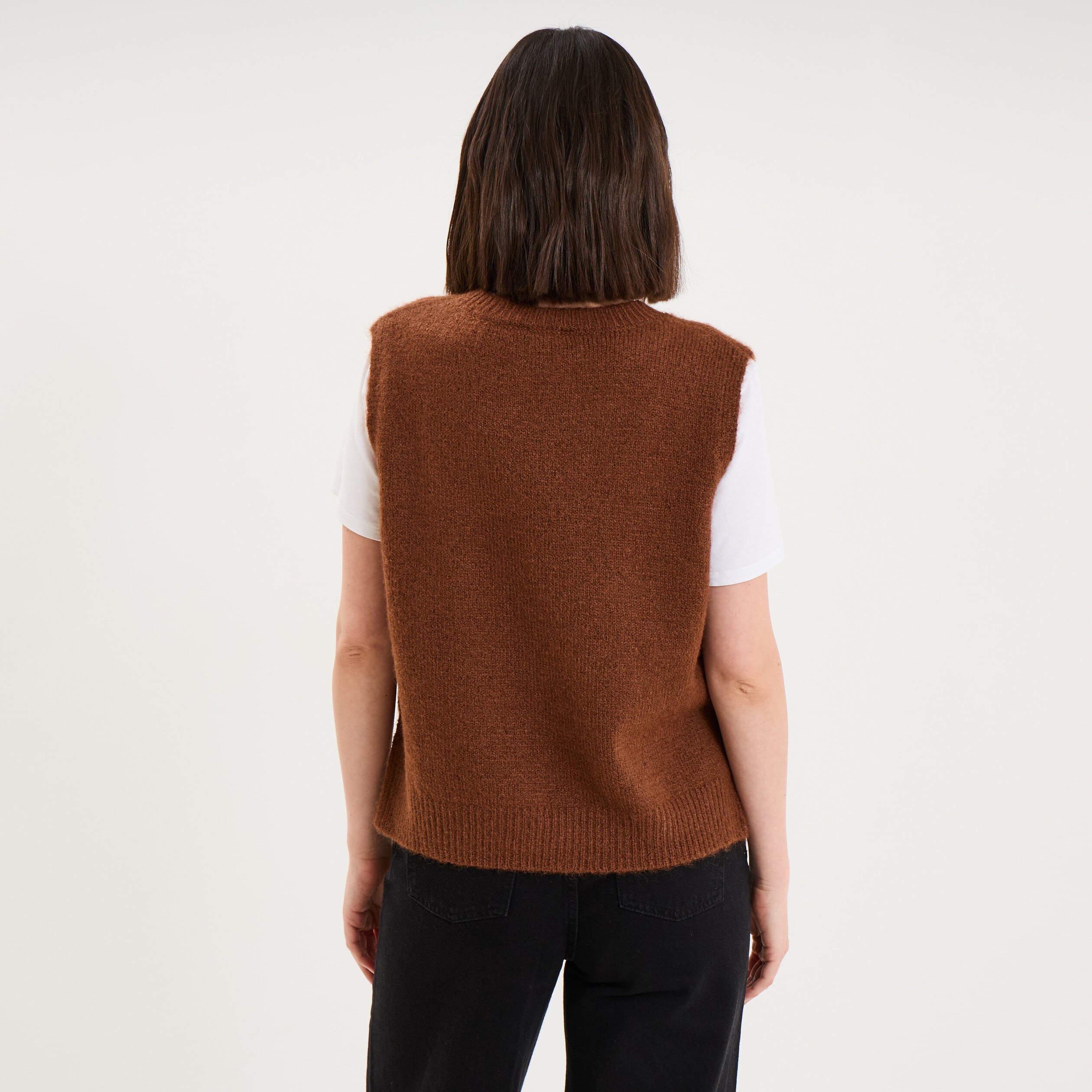 Pull col rond sans manches &agrave; boutons marron fonc&eacute; femme