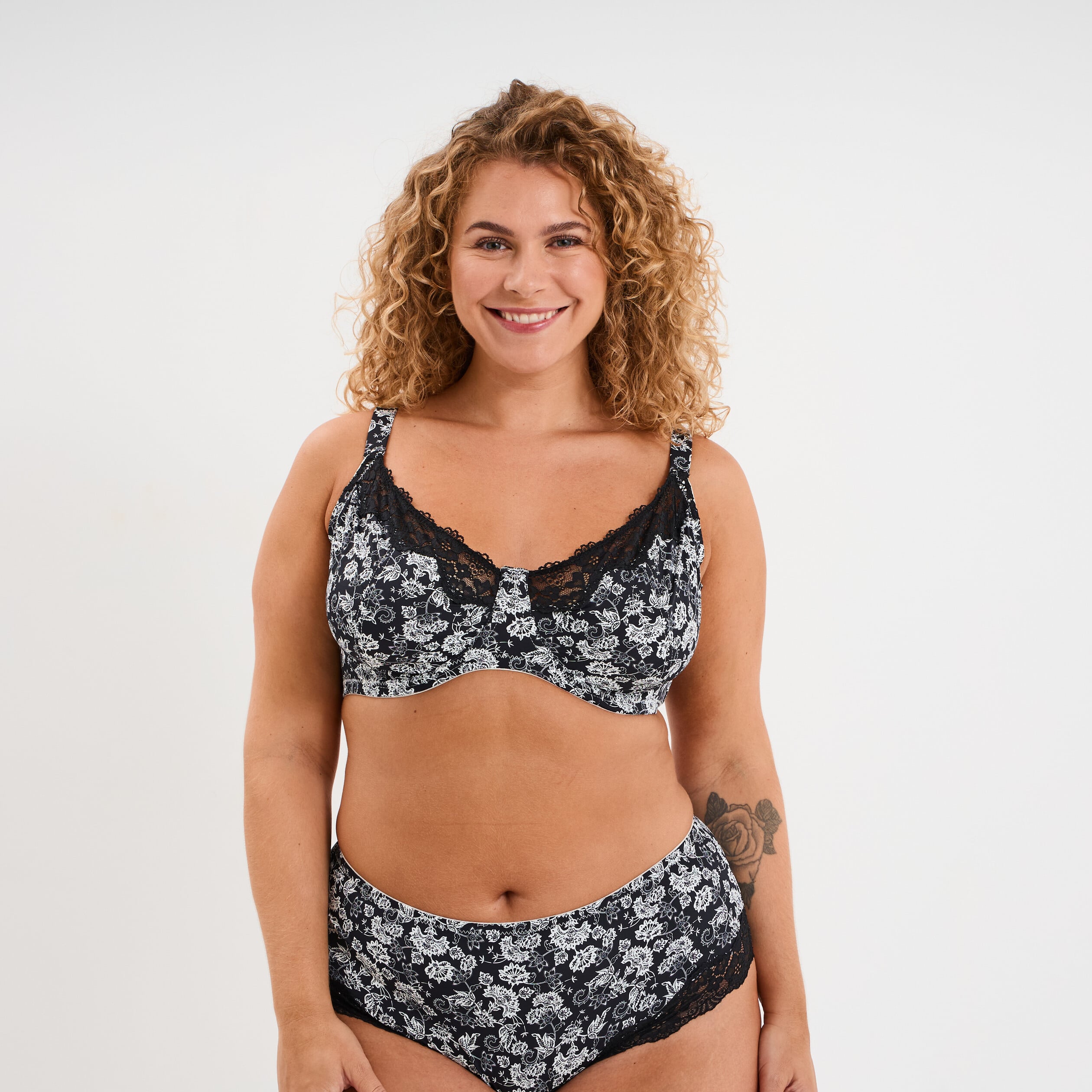 Soutien-gorge corbeille microfibre noir femme grande taille