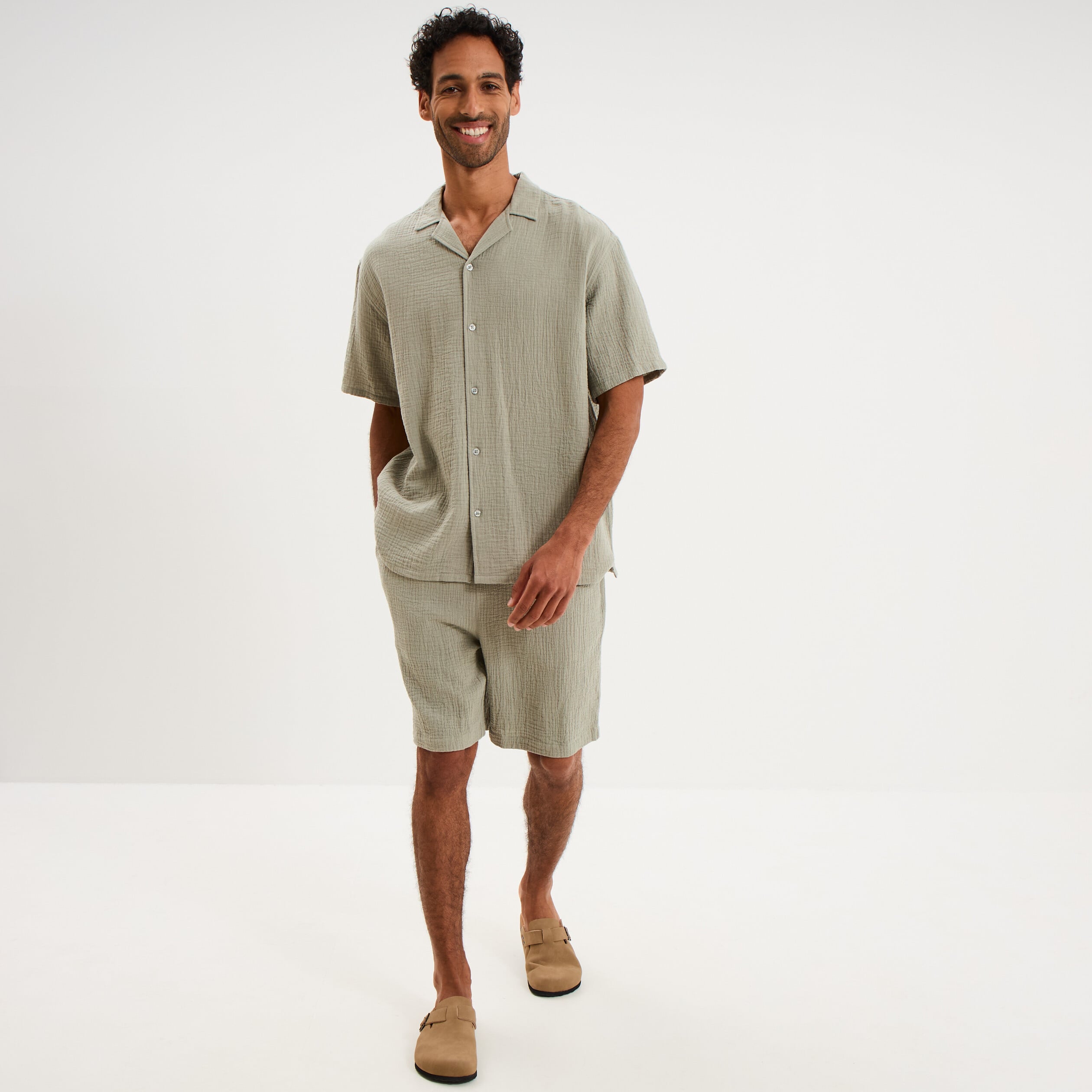 Short chino droit gaze de coton vert clair homme