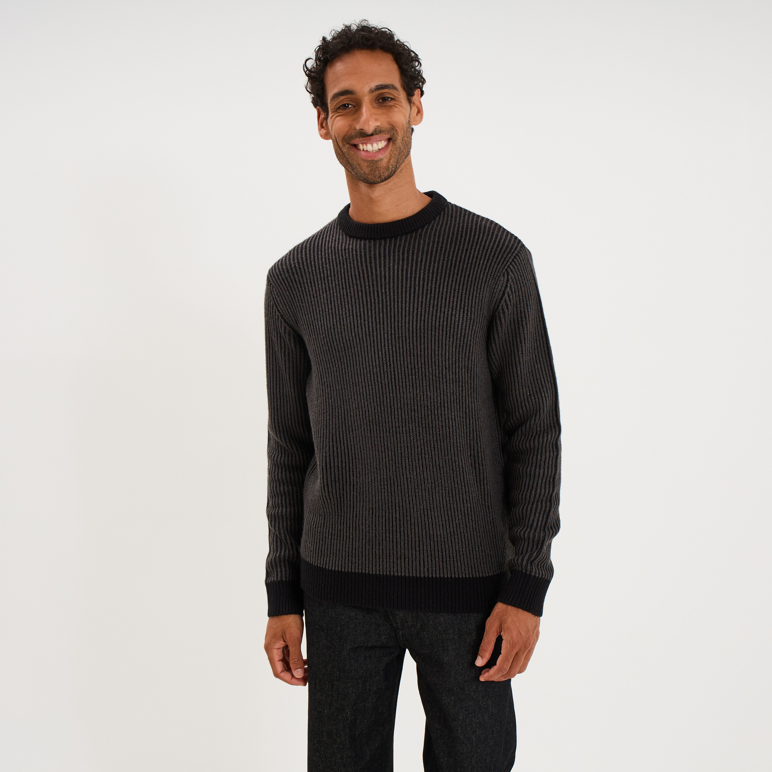 Pull c&ocirc;tel&eacute; col rond manches longues noir homme