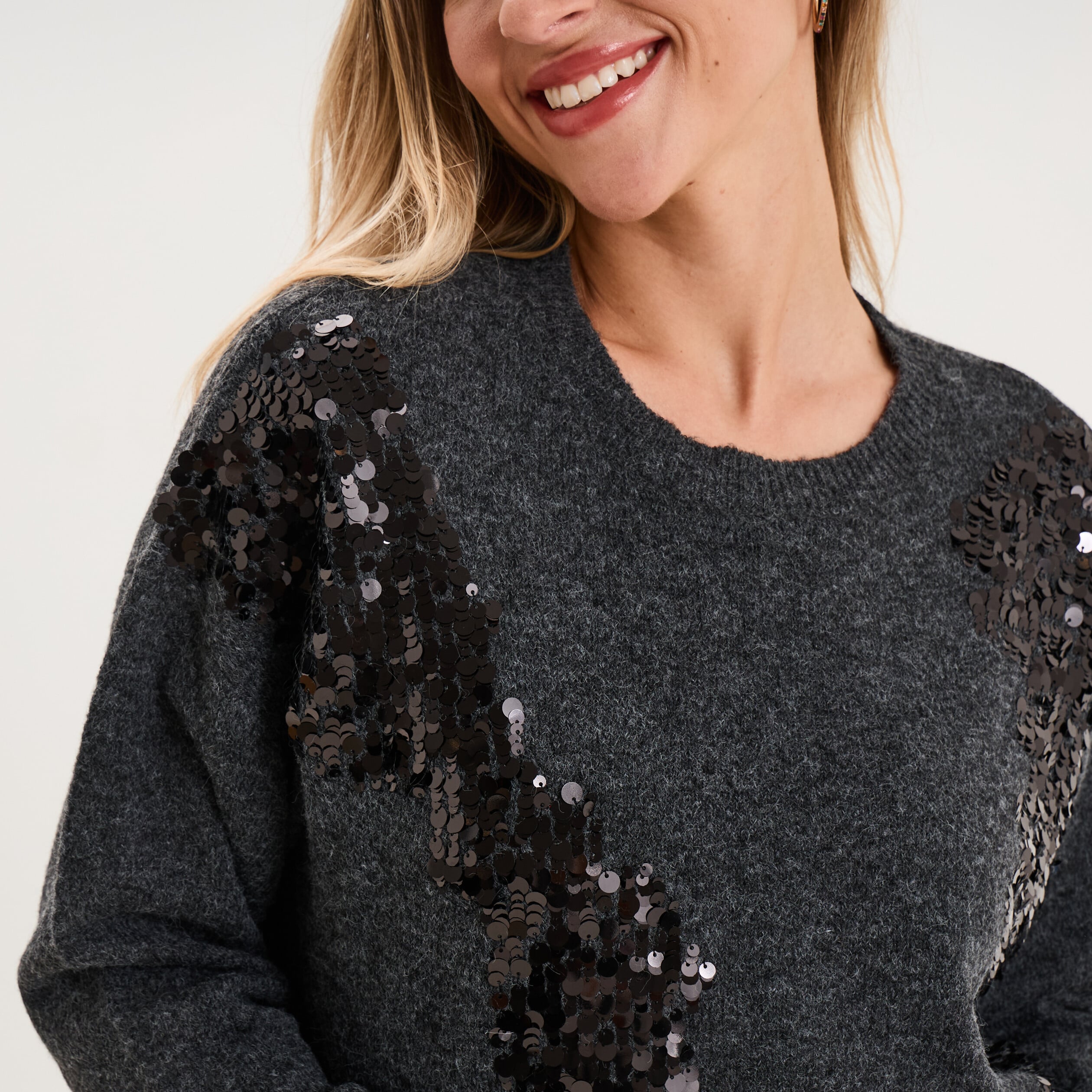 Pull &agrave; paillettes gris fonc&eacute; femme