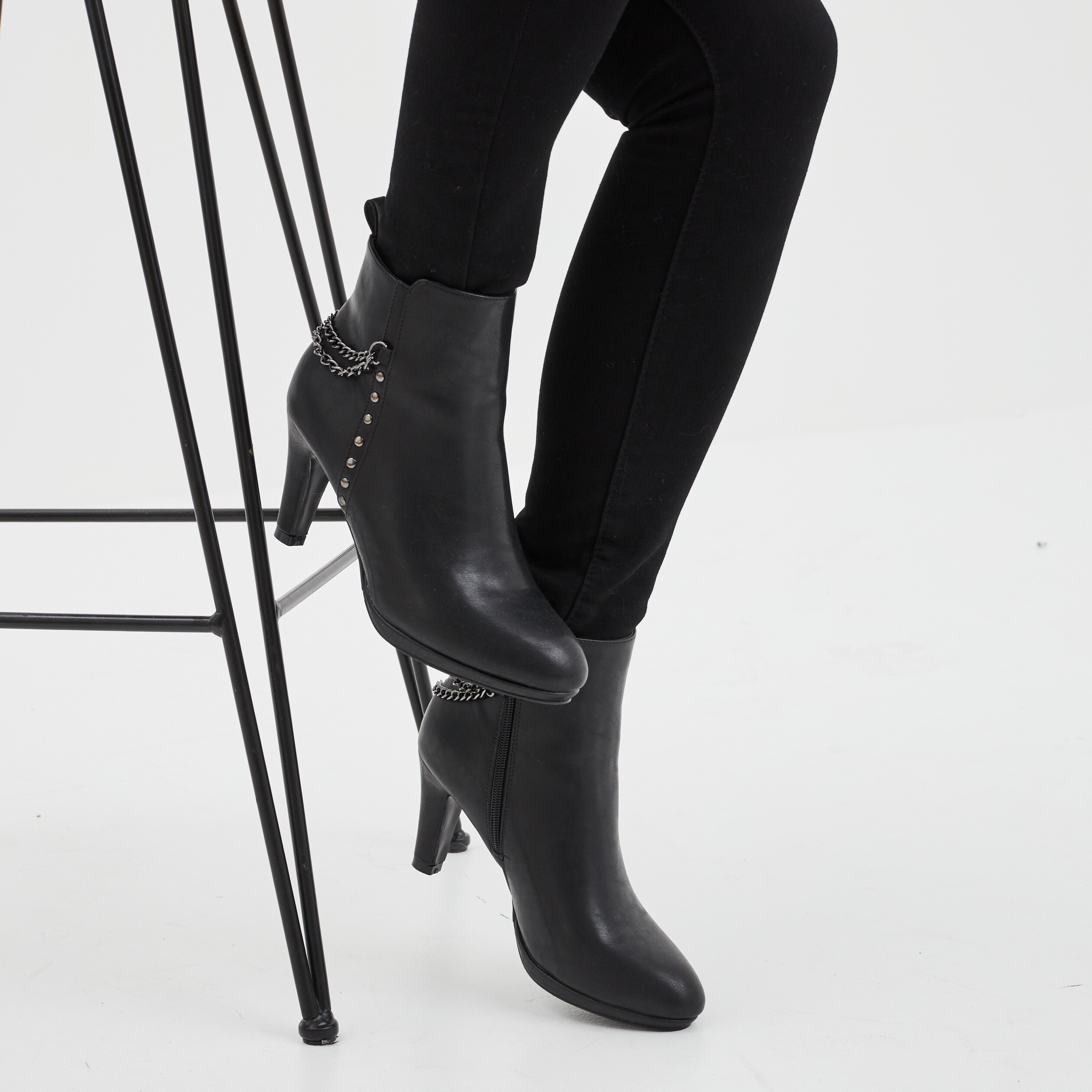 Bottines d&eacute;tails cha&icirc;nes &agrave; talons noir femme