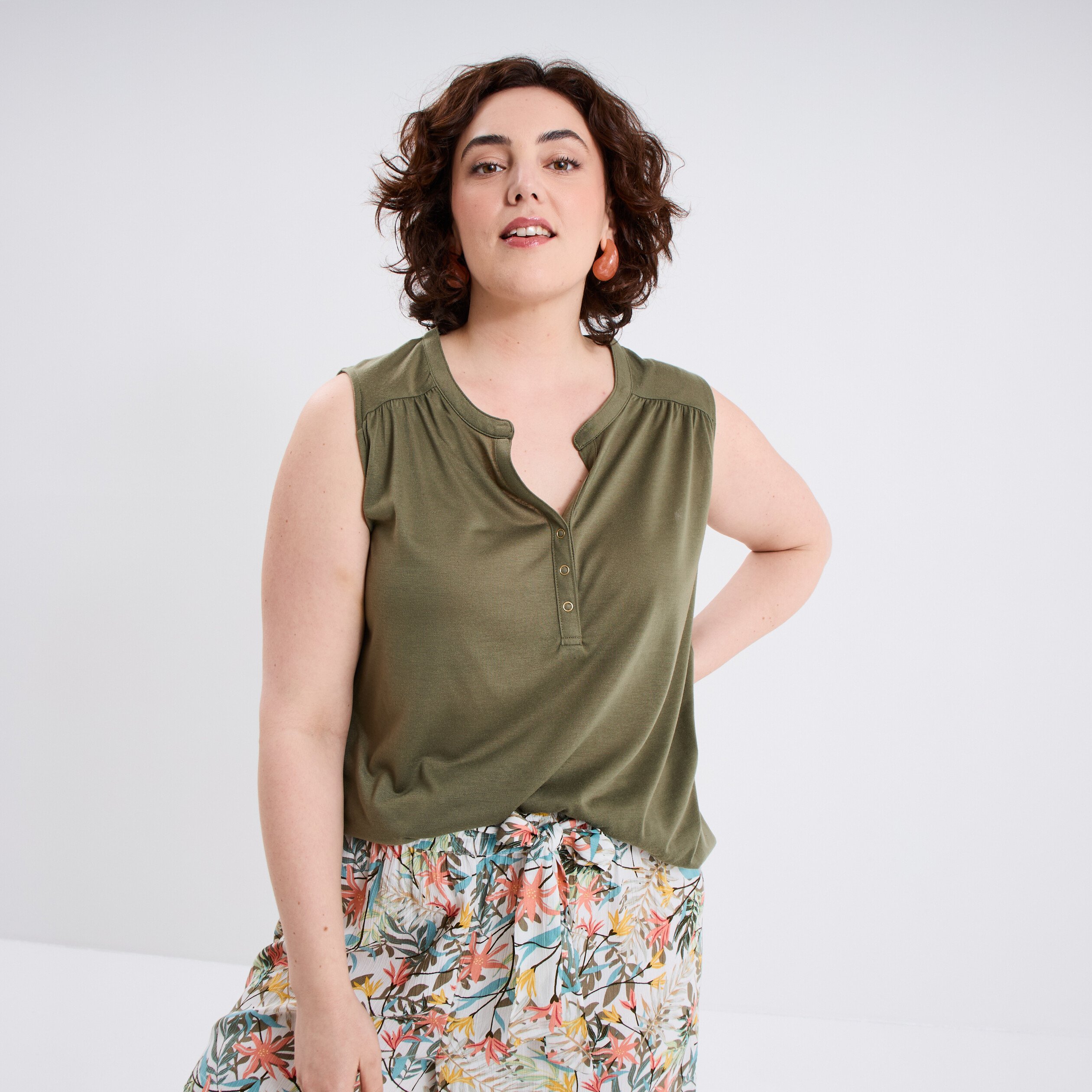 blouse ajustee col tunisien vert kaki femmegt Blouse ajustée col tunisien vert kaki femme grande taille