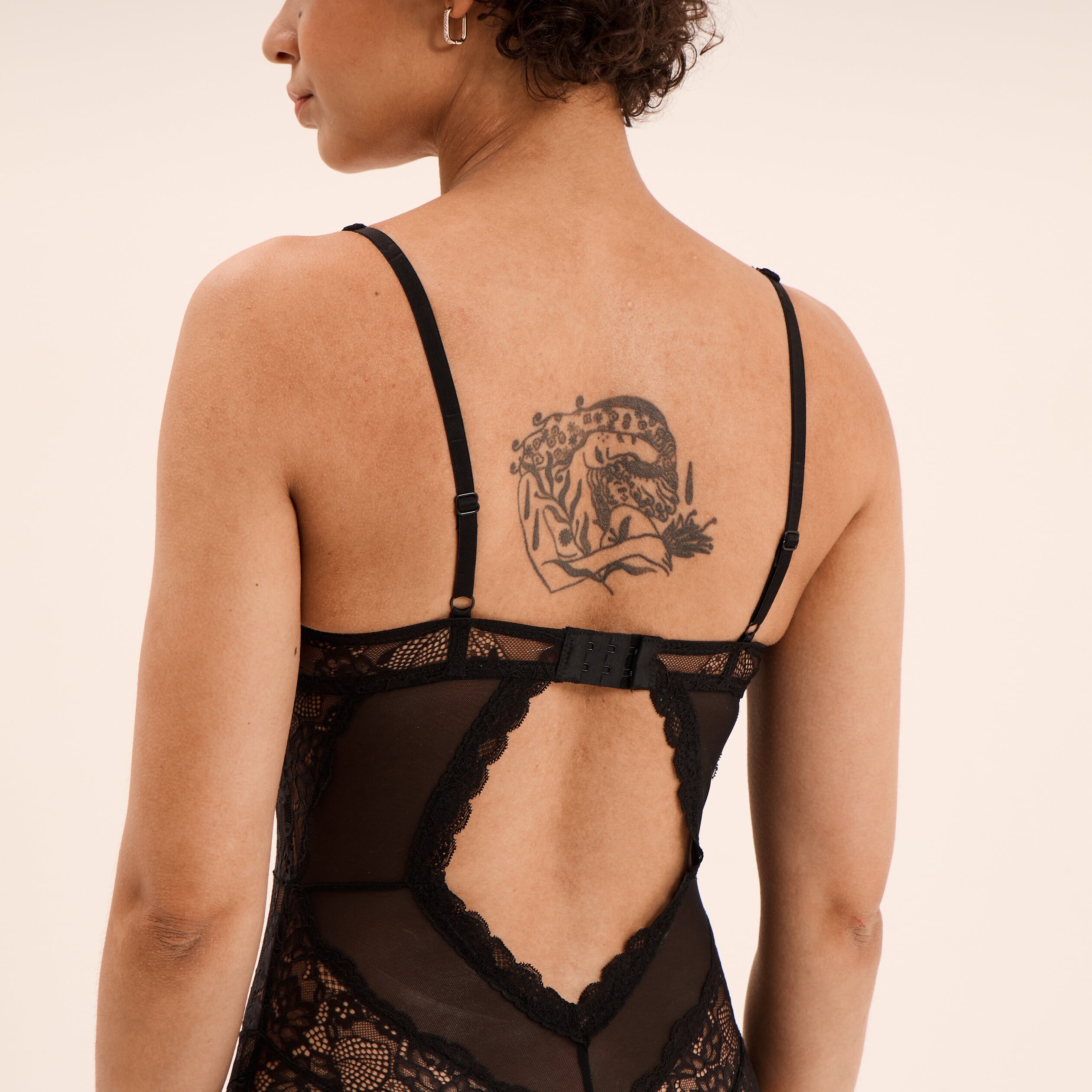 Body padd&eacute; en dentelle avec la&ccedil;age noir femme