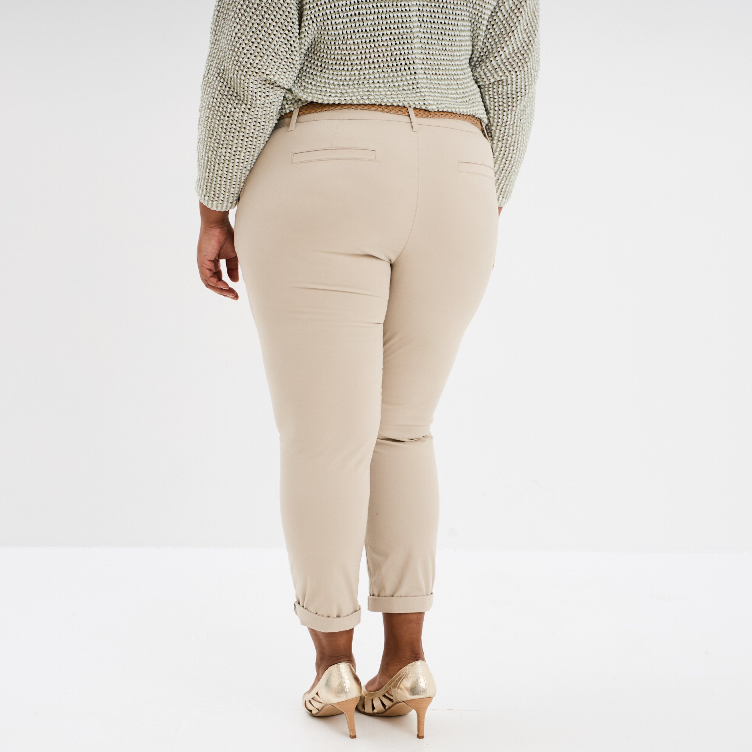 pantalon chino cigarette ceinture coton beige femmegt Pantalon chino cigarette ceinturé coton beige femme grande taille