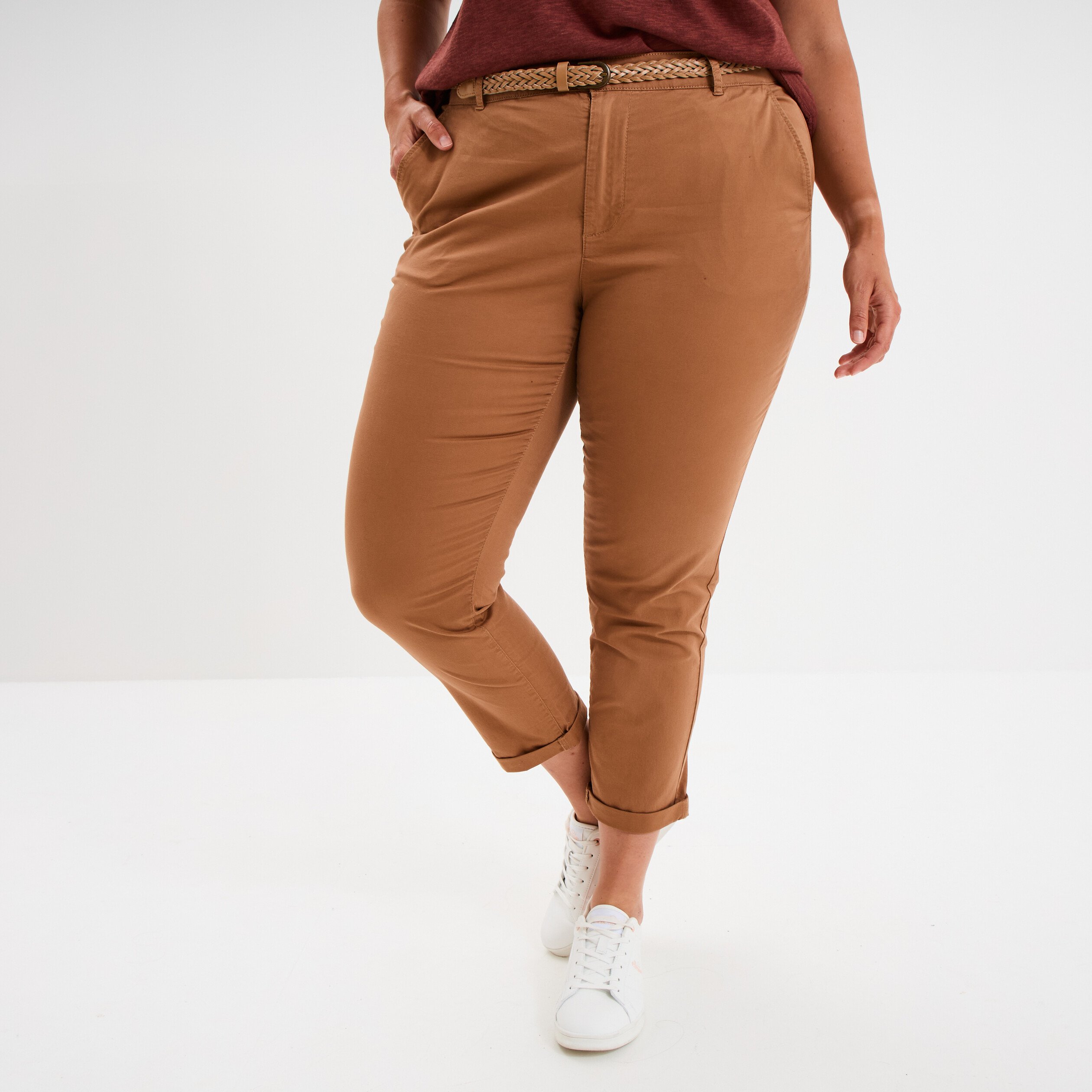 pantalon chino cigarette ceinture coton marron clair femmegt Pantalon chino cigarette ceinturé coton marron clair femme grande taille