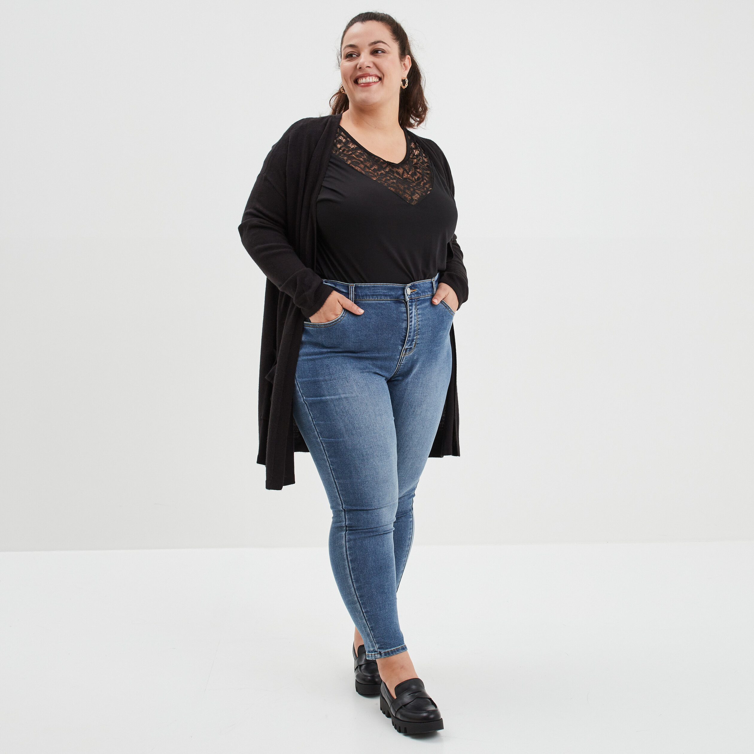 gilet mi long avec col en v noir femmegt Gilet mi-long avec col en V noir femme grande taille