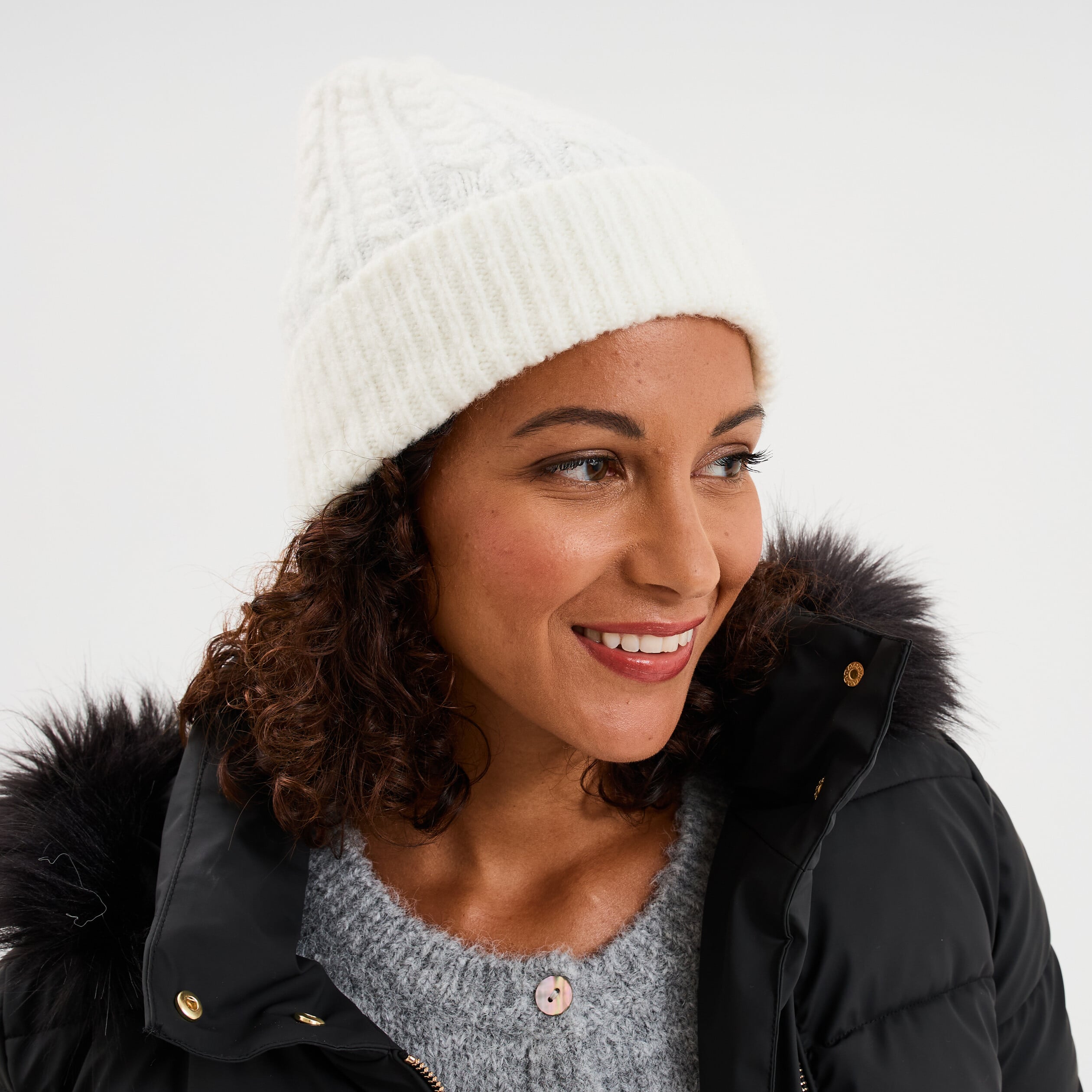 Bonnet tricot&eacute; torsades blanc femme