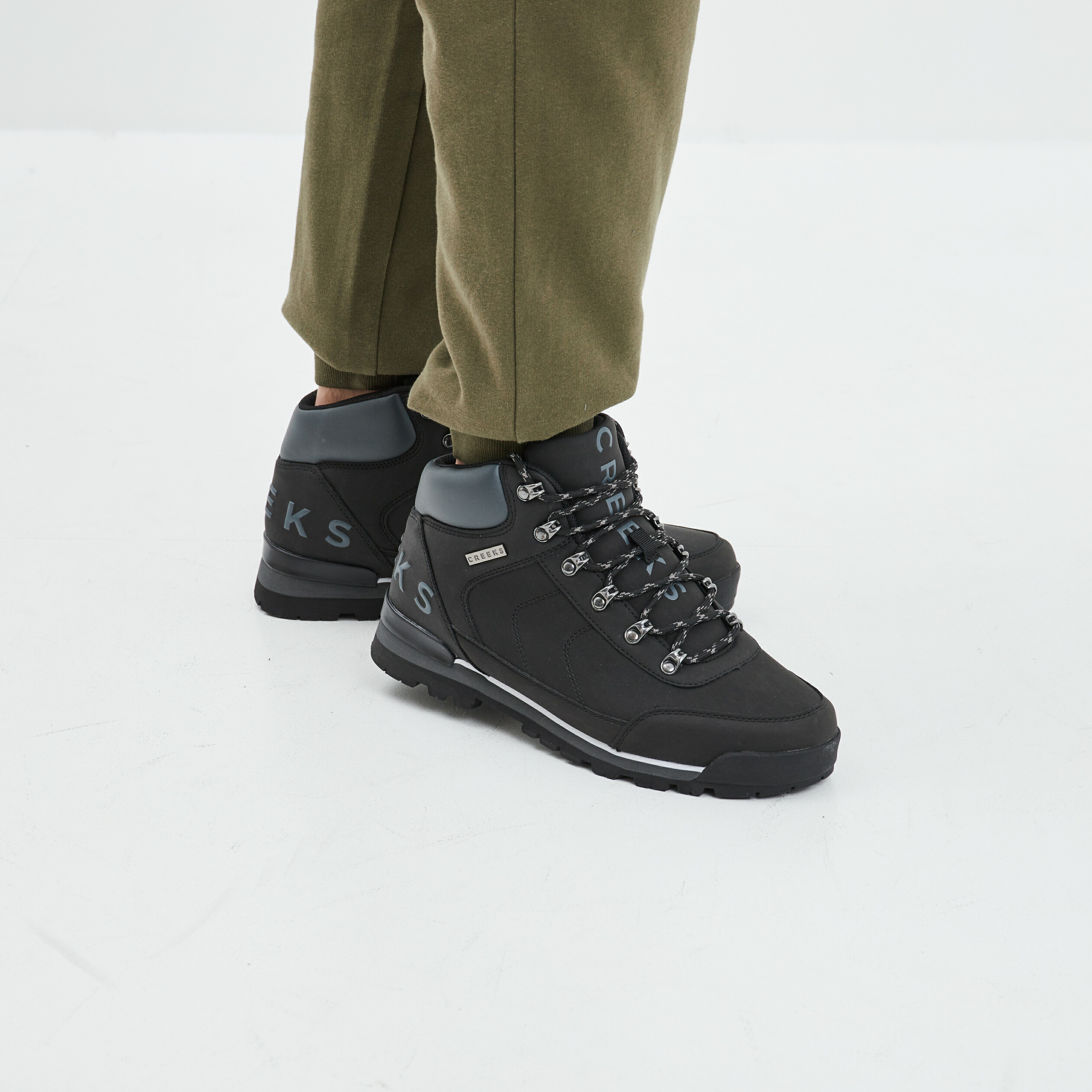 Bottines montantes lac&eacute;es noir homme