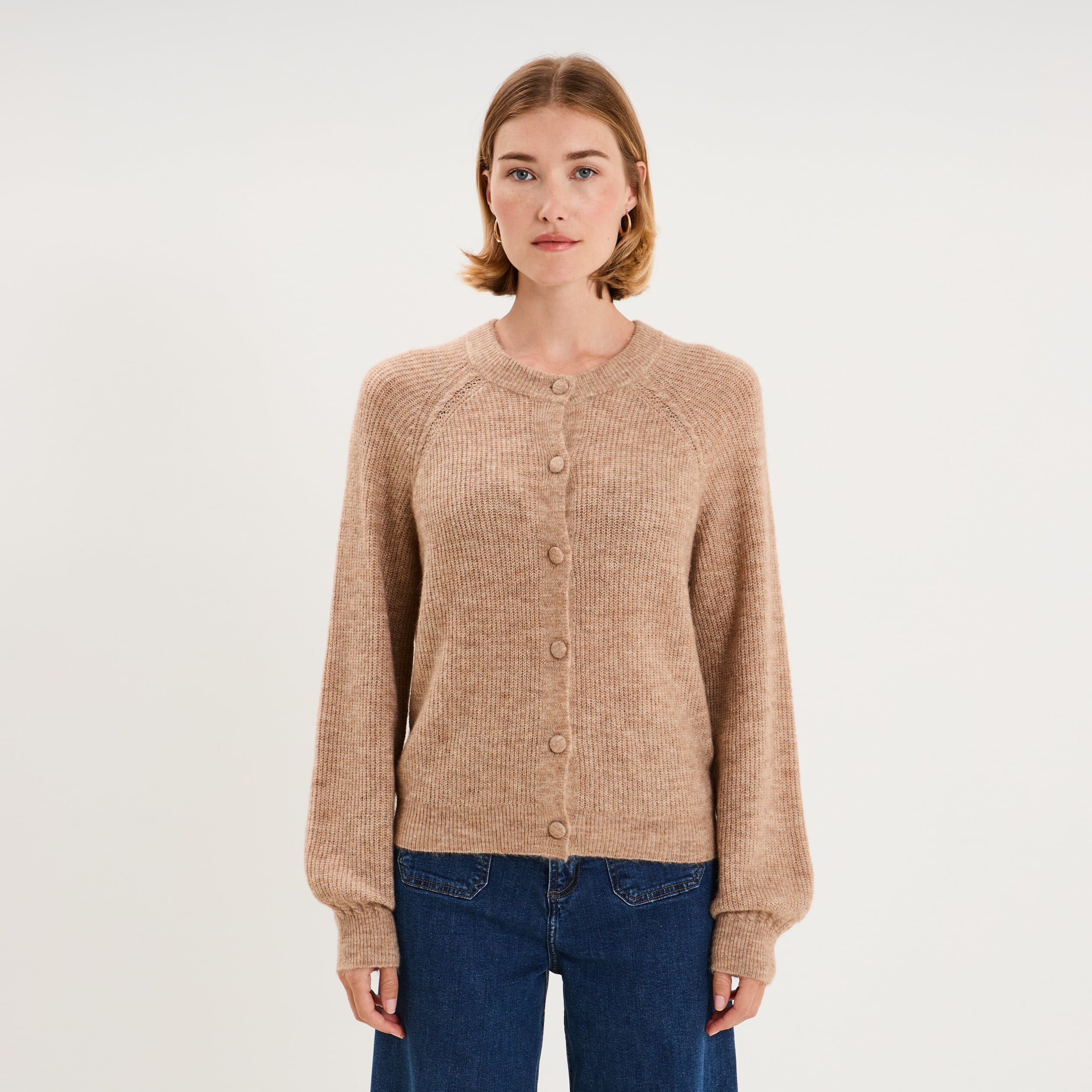 Gilet cardigan col rond boutonn&eacute; beige femme