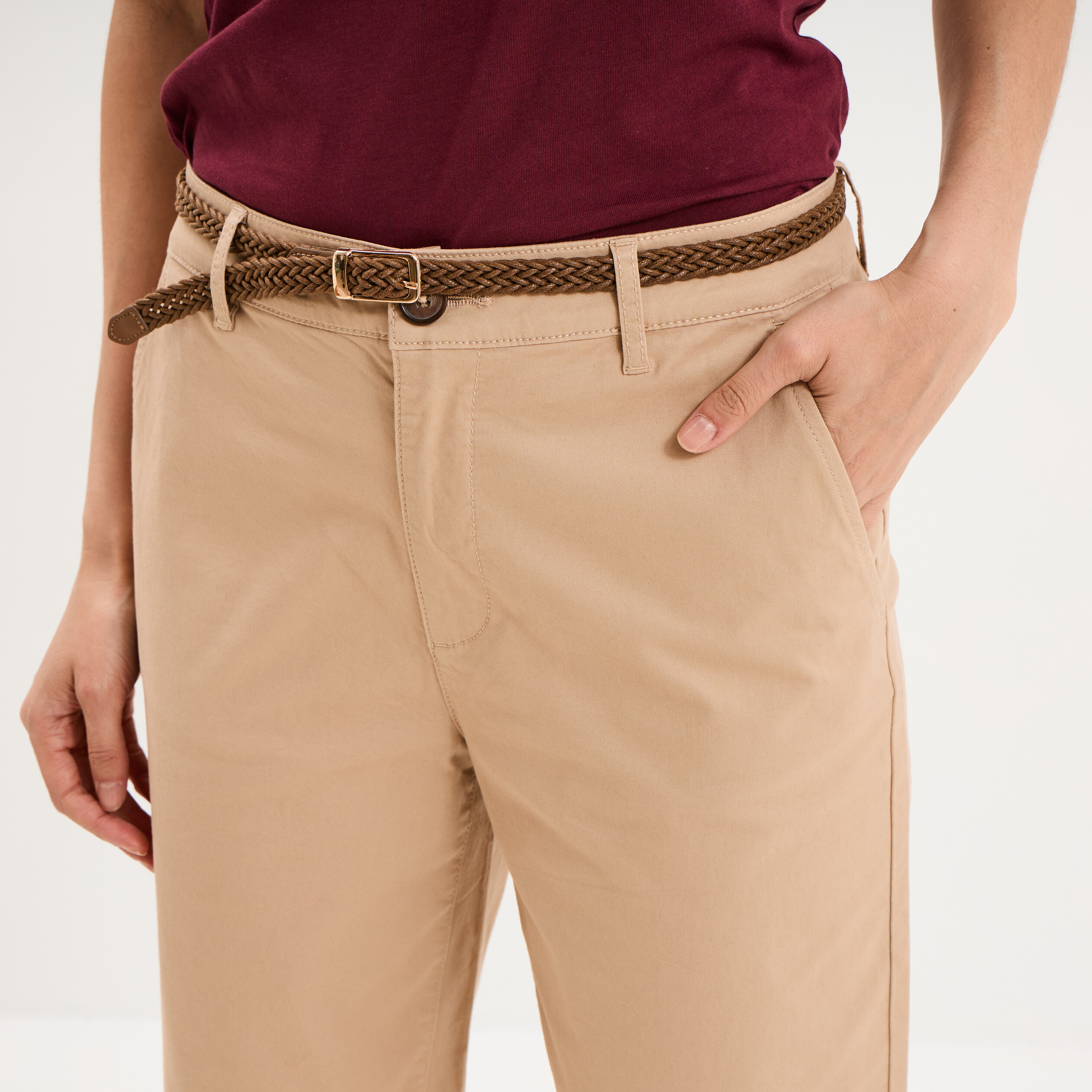 Pantalon chino regular ceinture tress&eacute;e sable femme