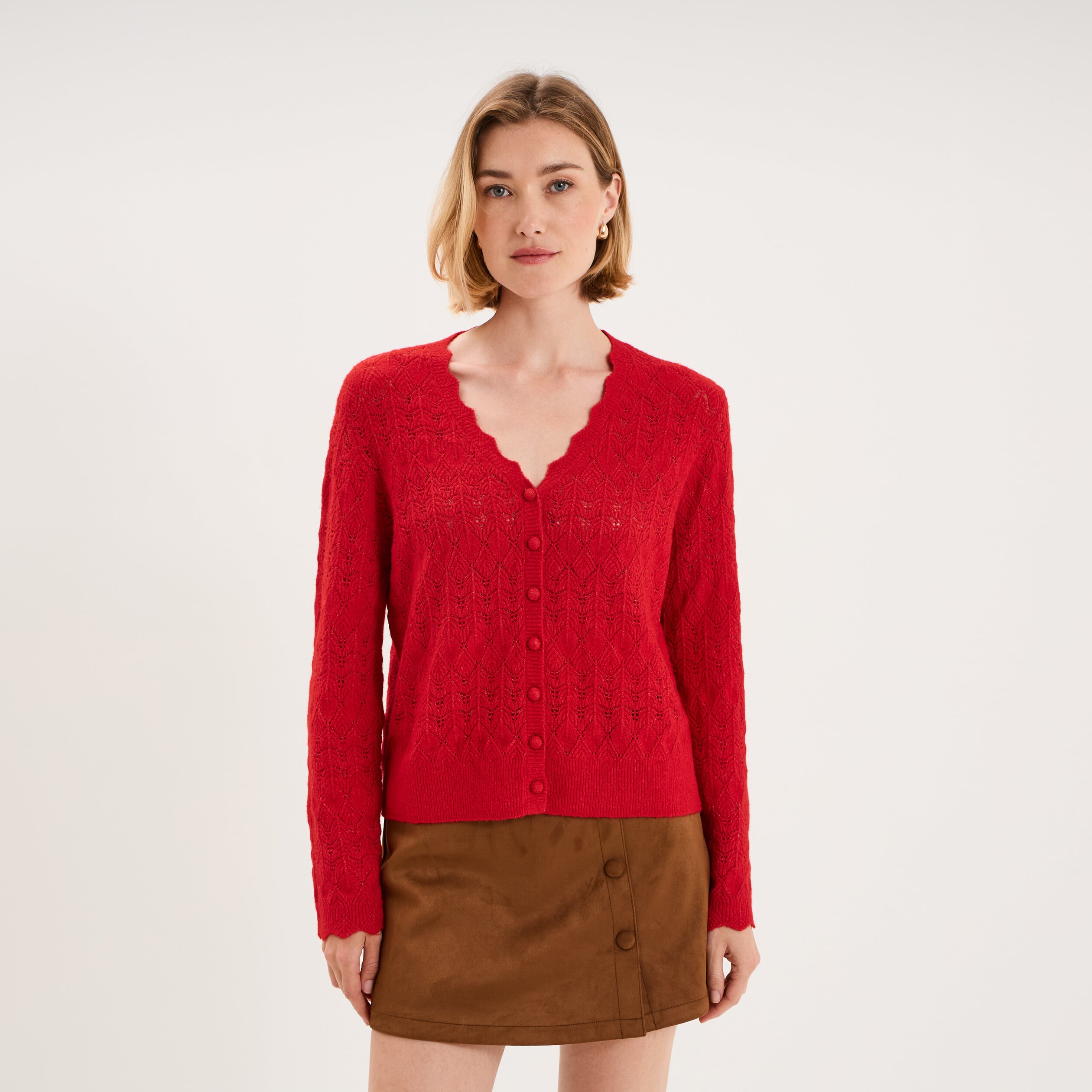Gilet col V maille ajour&eacute;e boutonn&eacute; rouge femme