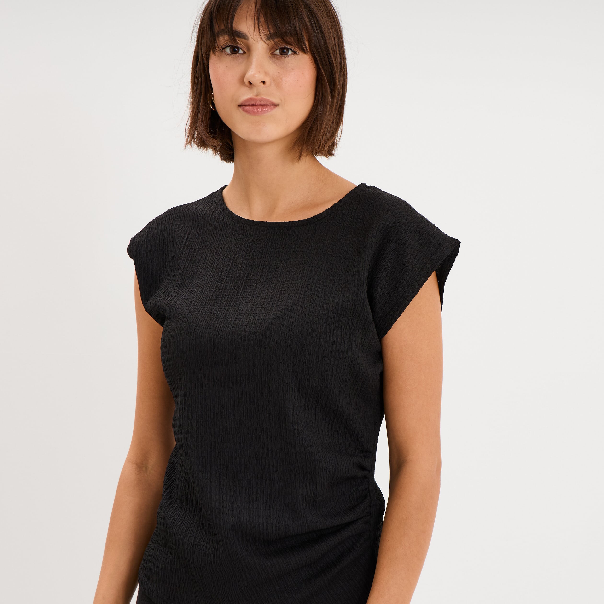 T-shirt fronc&eacute; gaufr&eacute; manches courtes noir femme