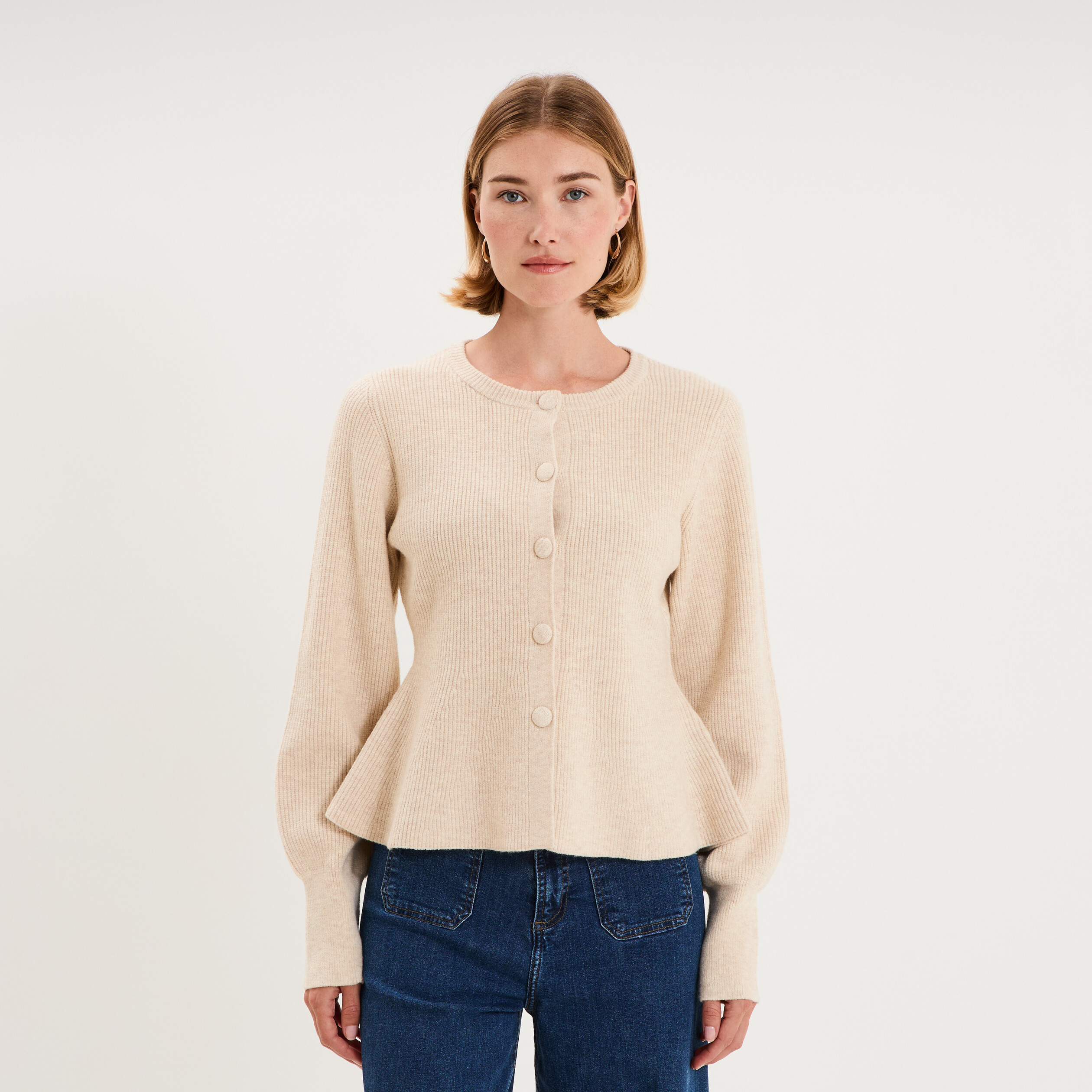 Gilet col rond boutonn&eacute; peplum ecru femme