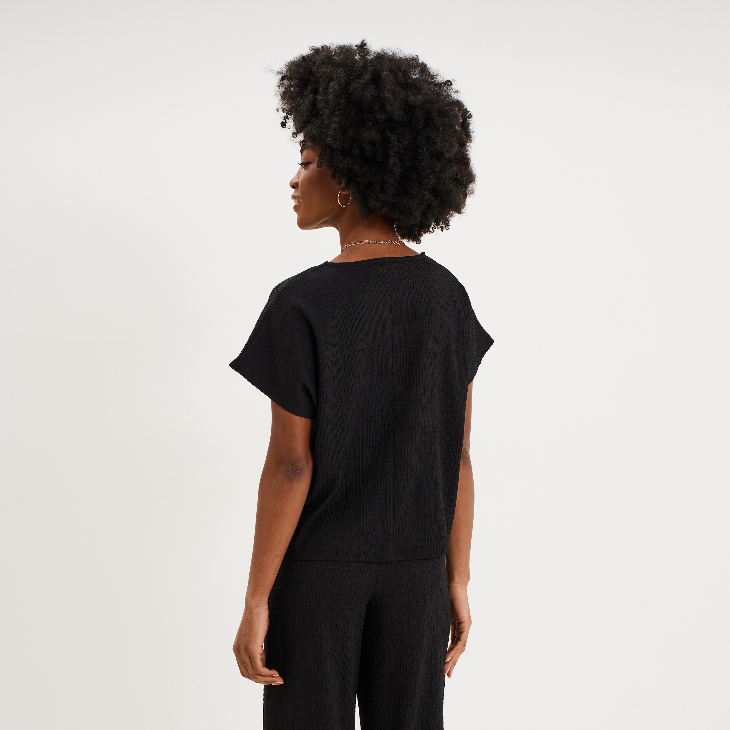 T-shirt gaufr&eacute; col rond manches courtes noir femme