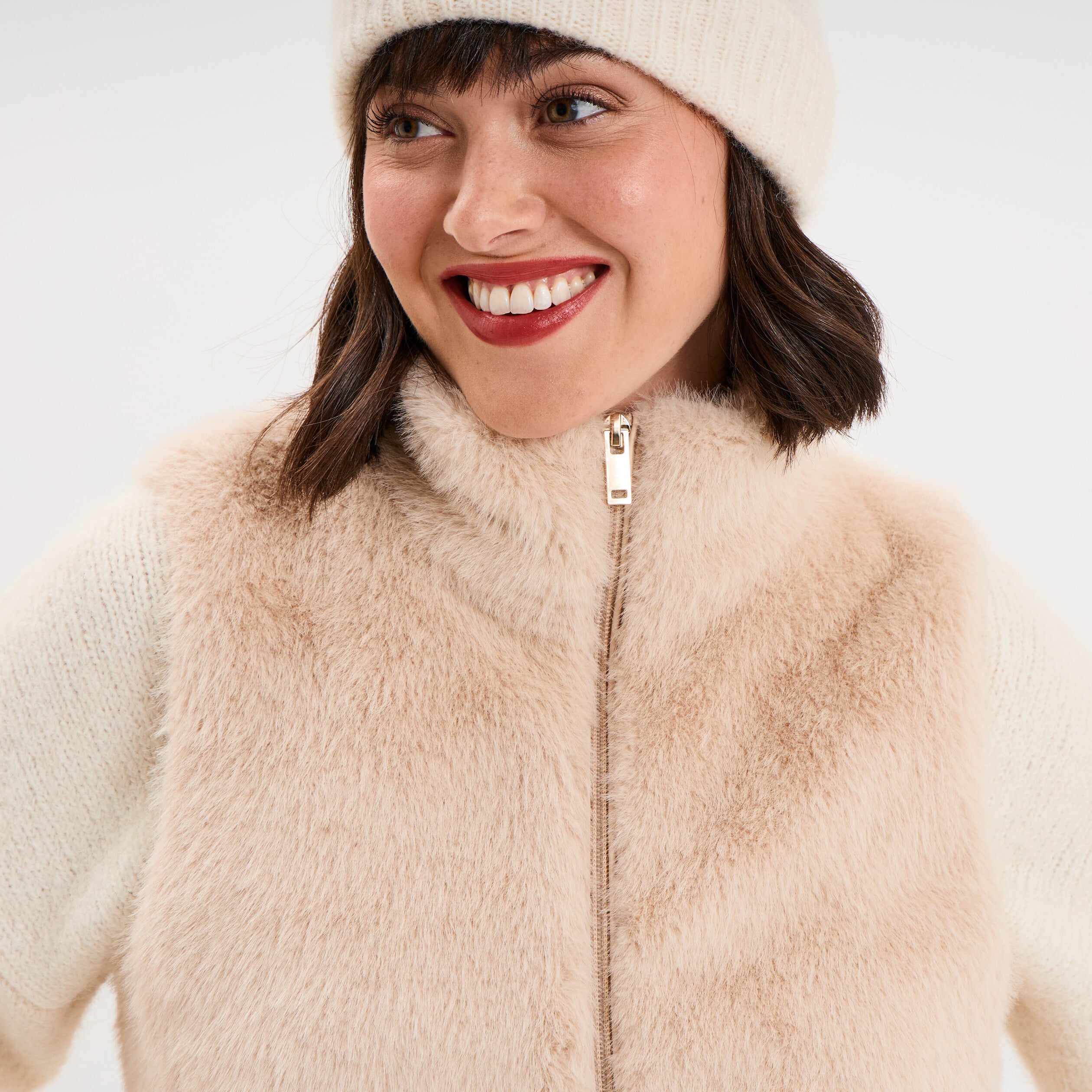 Gilet fausse fourrure col montant zipp&eacute; beige femme