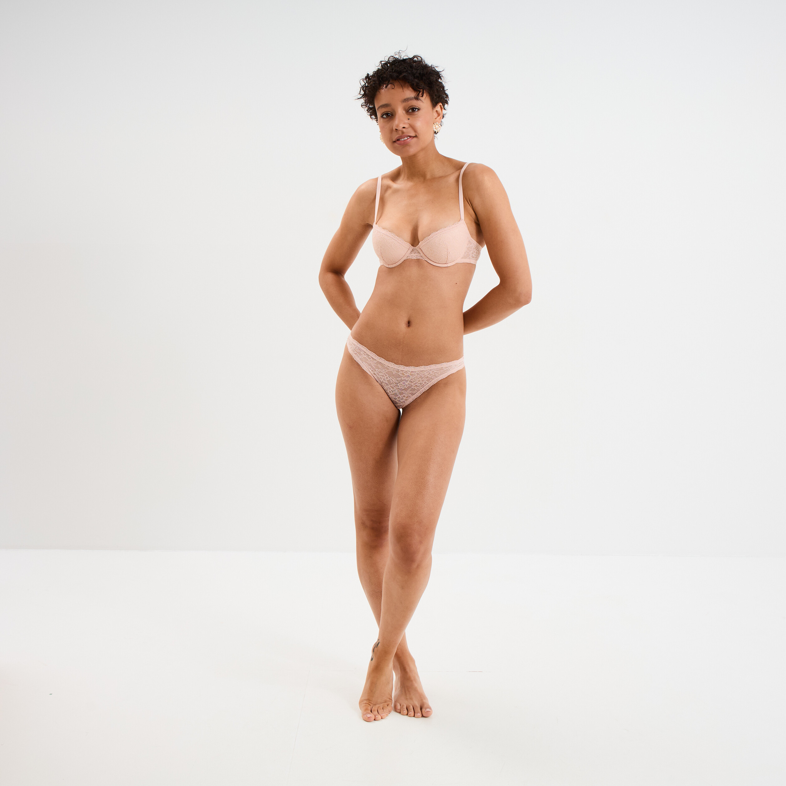Tanga en dentelle doublure coton rose clair femme