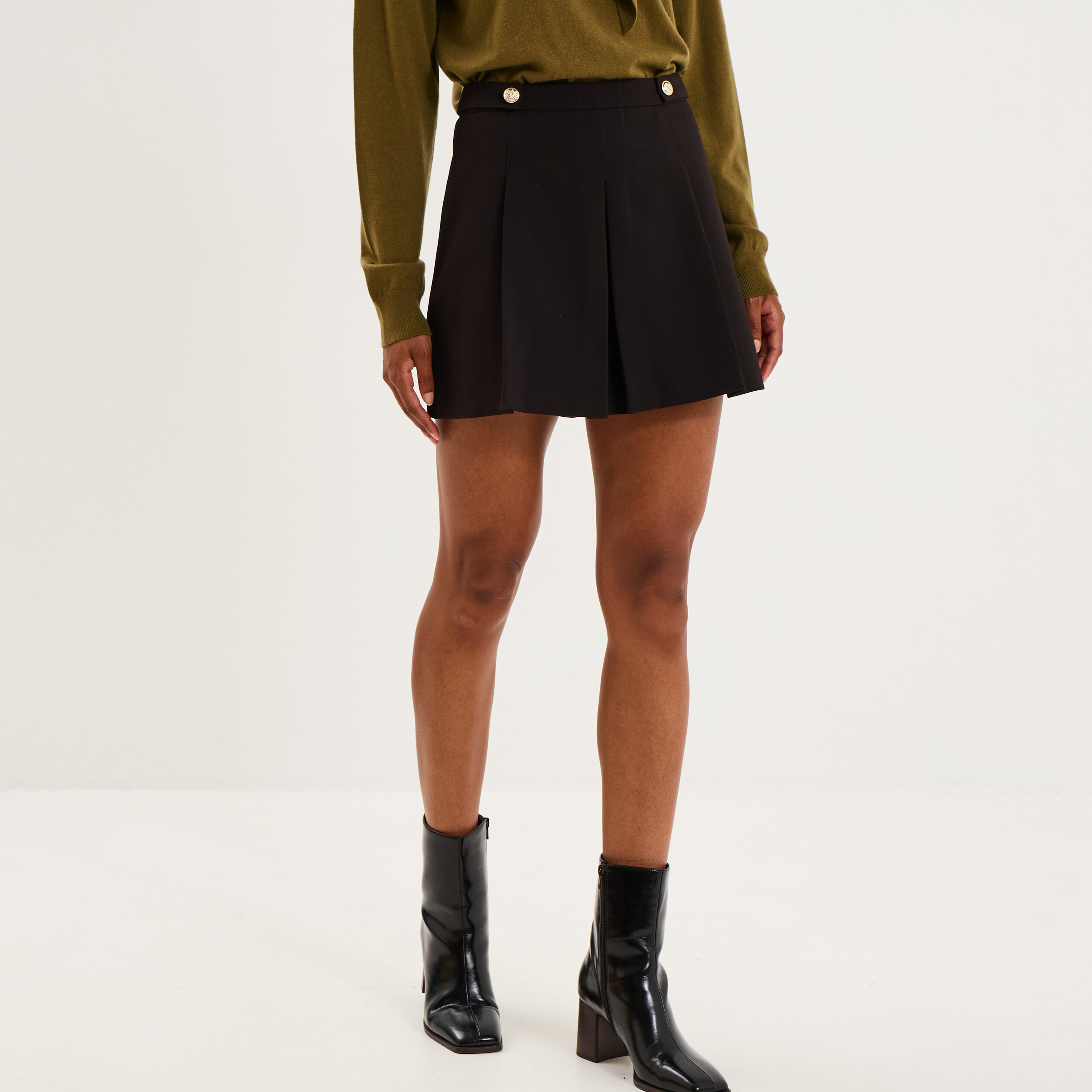 Jupe-short pliss&eacute;e boutons dor&eacute;s noir femme