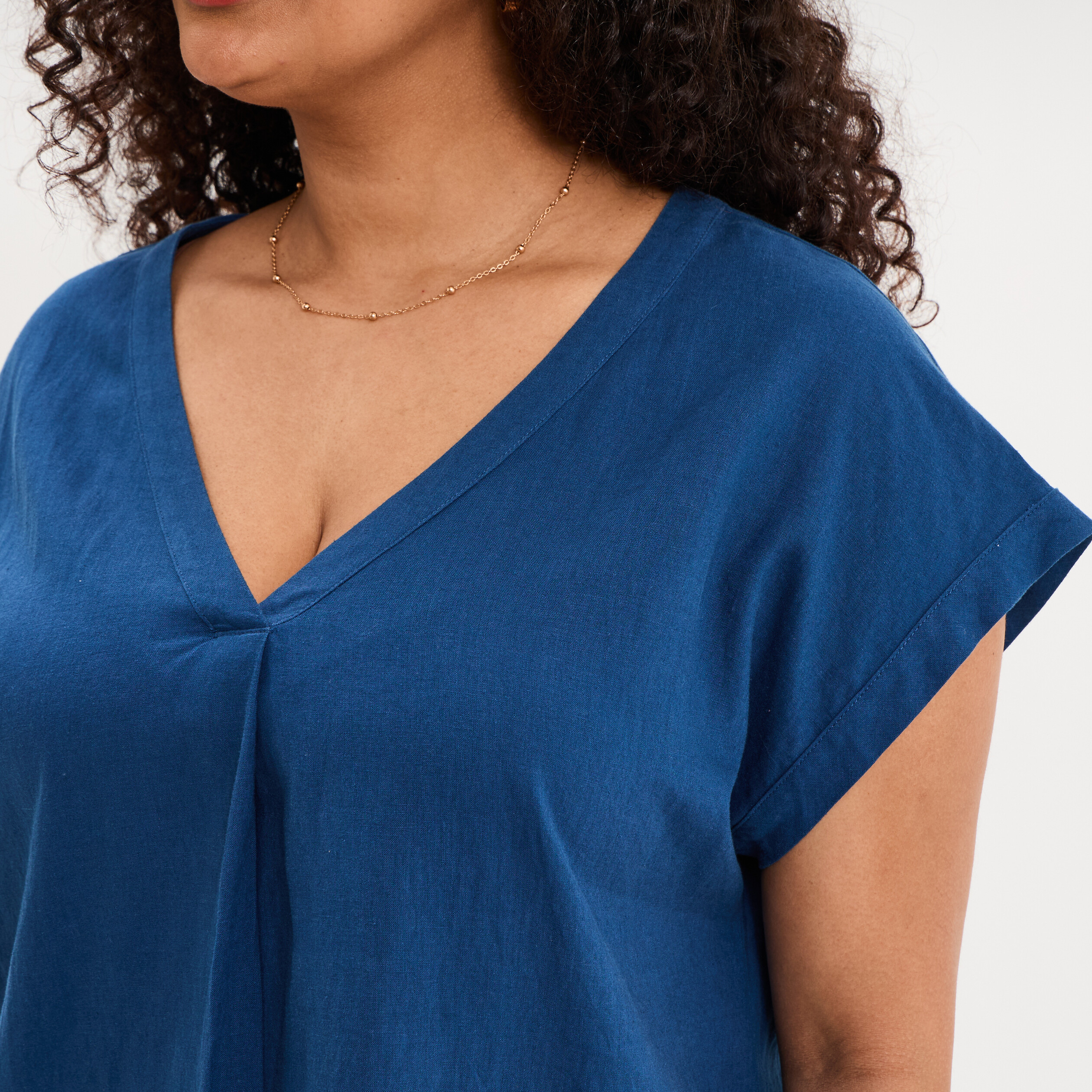 Blouse col V manches courtes m&eacute;lange lin bleu marine femme grande taille