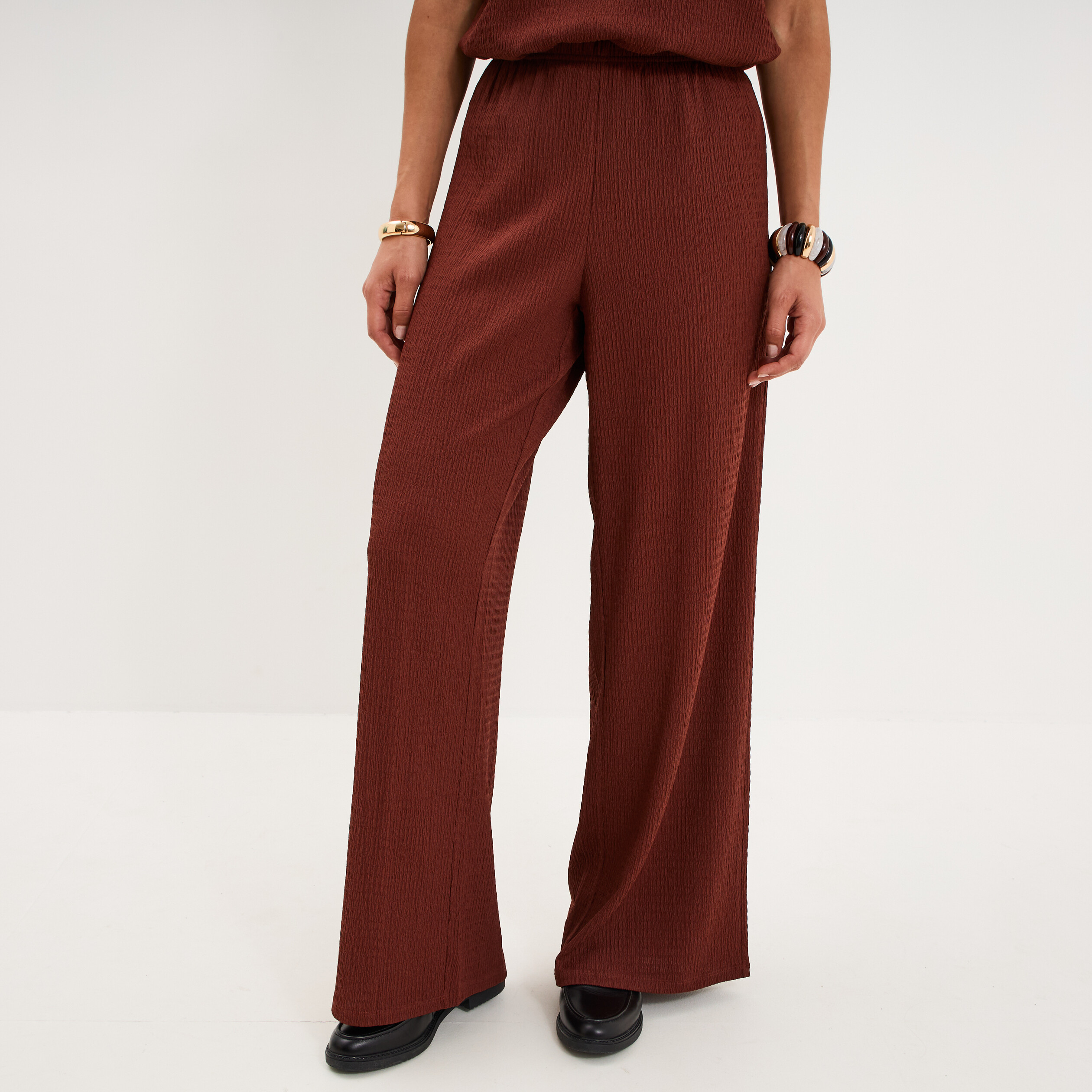 Pantalon effet gaufr&eacute; fluide bordeaux femme