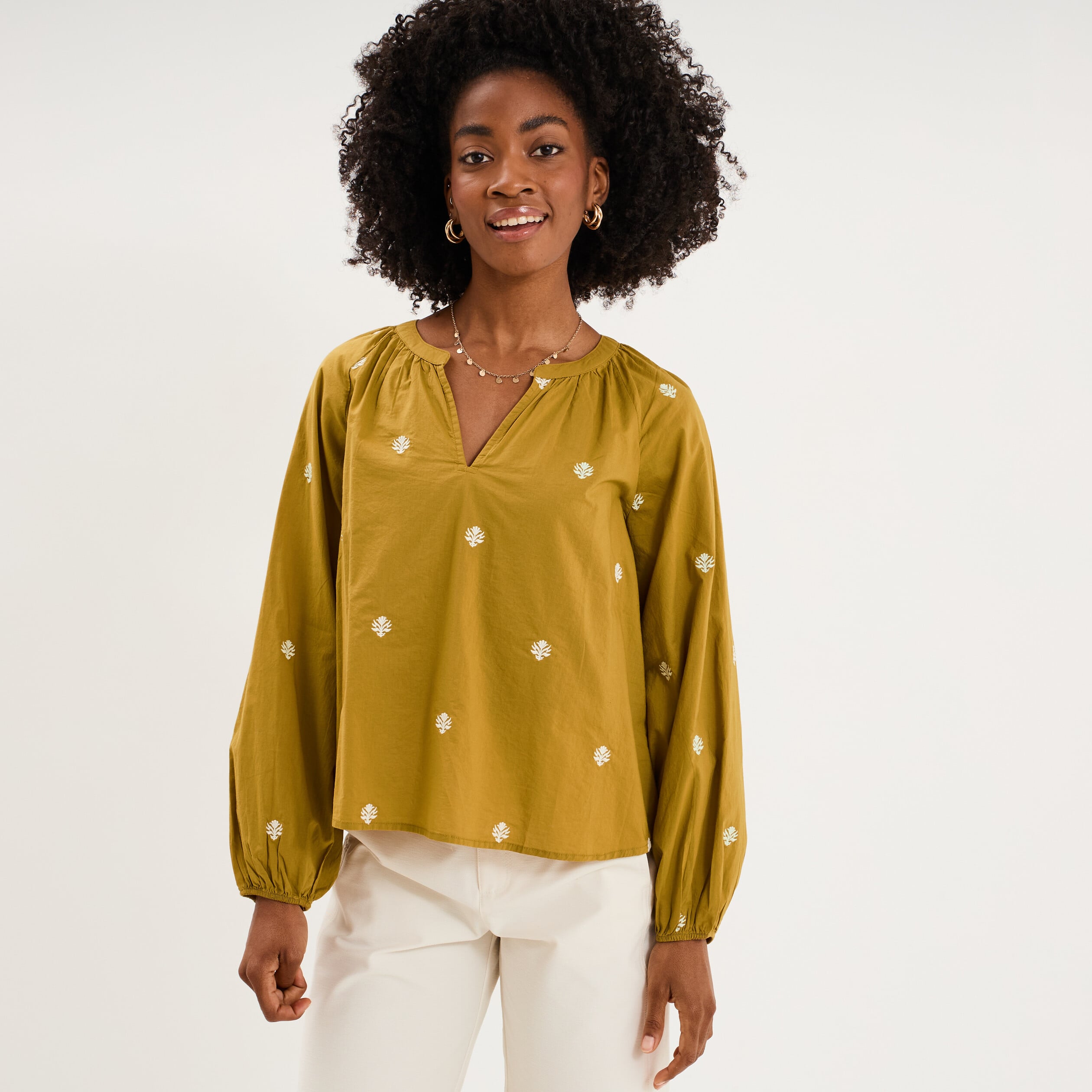 Blouse brod&eacute;e col tunisien coton vert olive femme