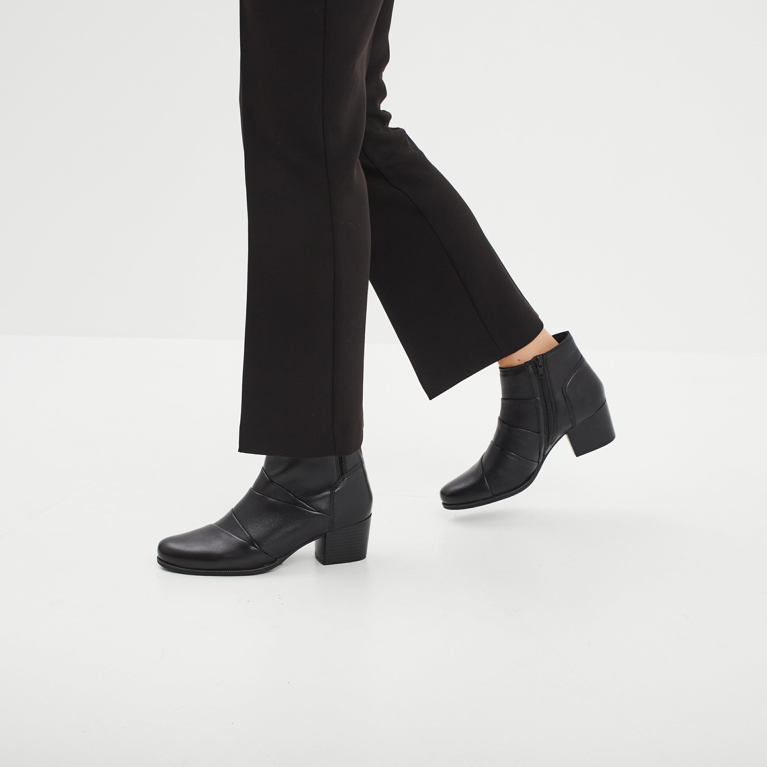 Bottines en cuir &agrave; talons noir femme
