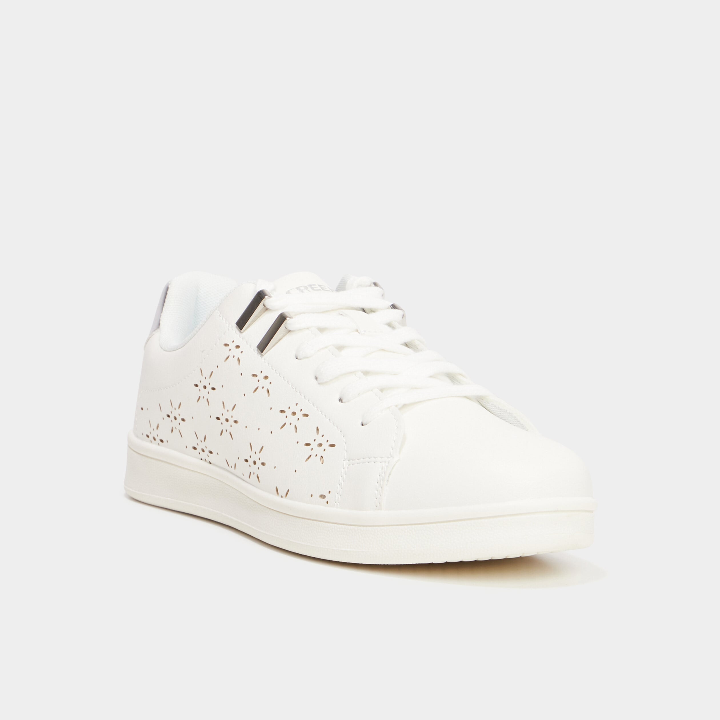 Baskets perfor&eacute;es semelle plate blanc femme