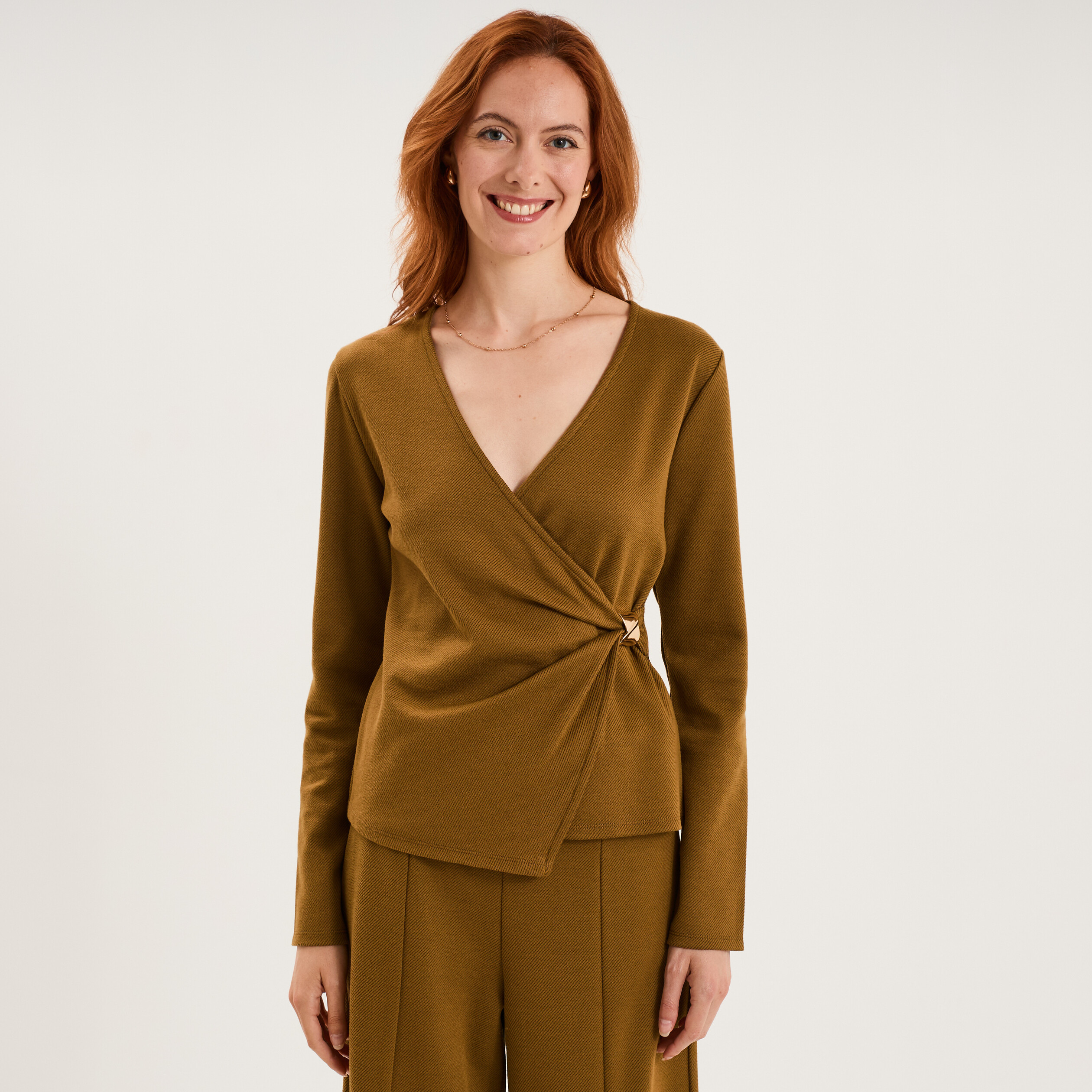 T-shirt ajust&eacute; col cache-coeur vert olive femme