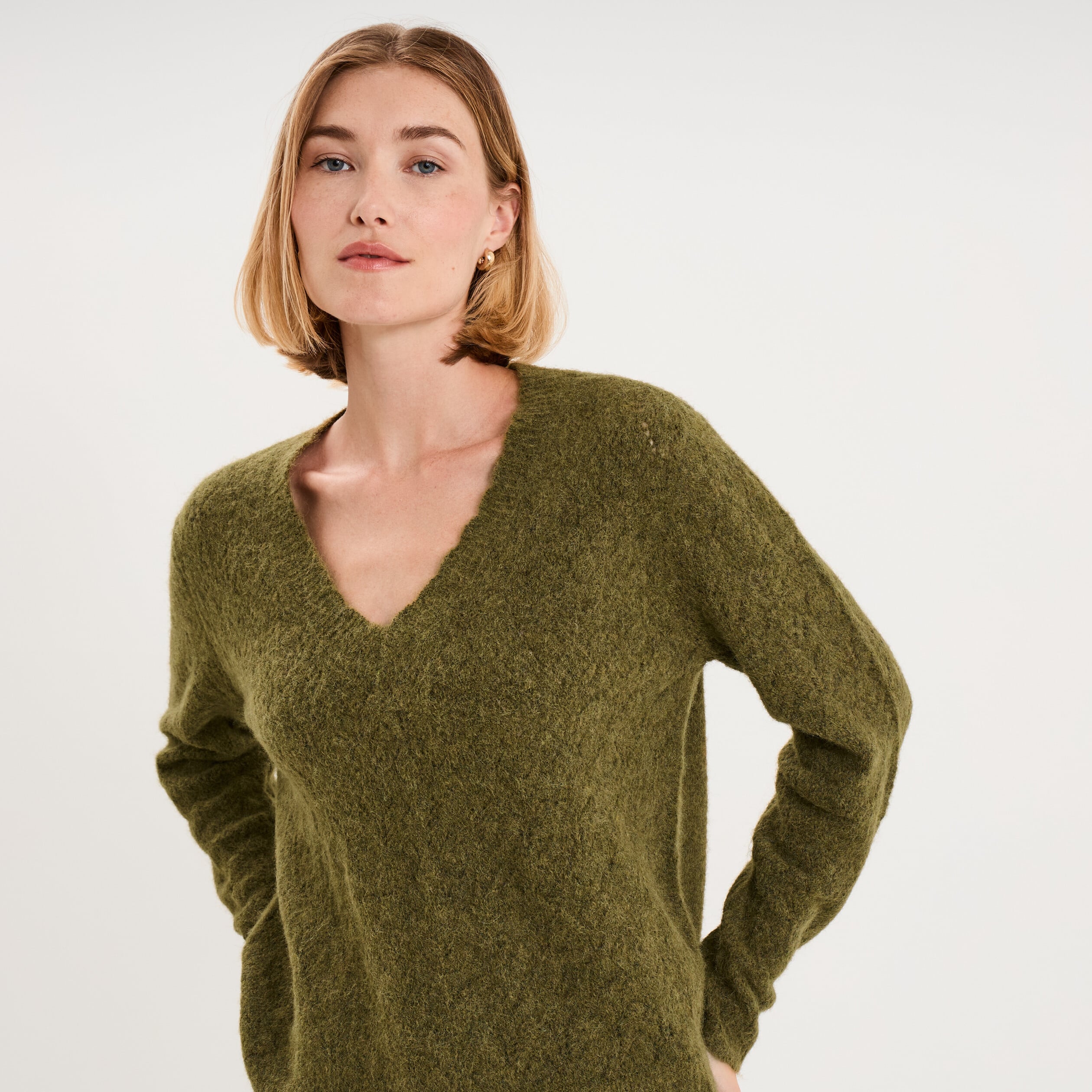 Pull col V ajour&eacute; manches longues vert olive femme