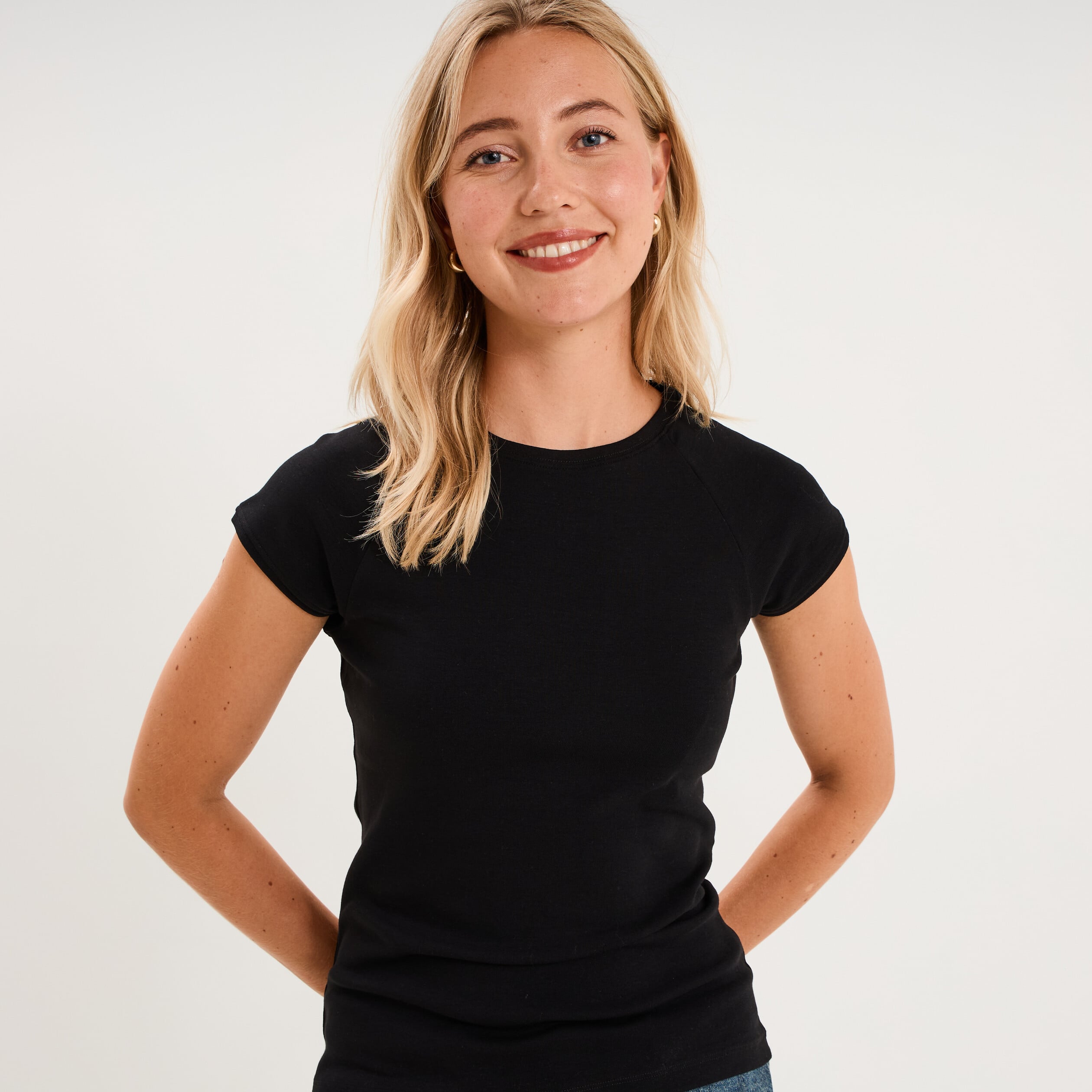 T-shirt ajust&eacute; col rond manches courtes noir femme
