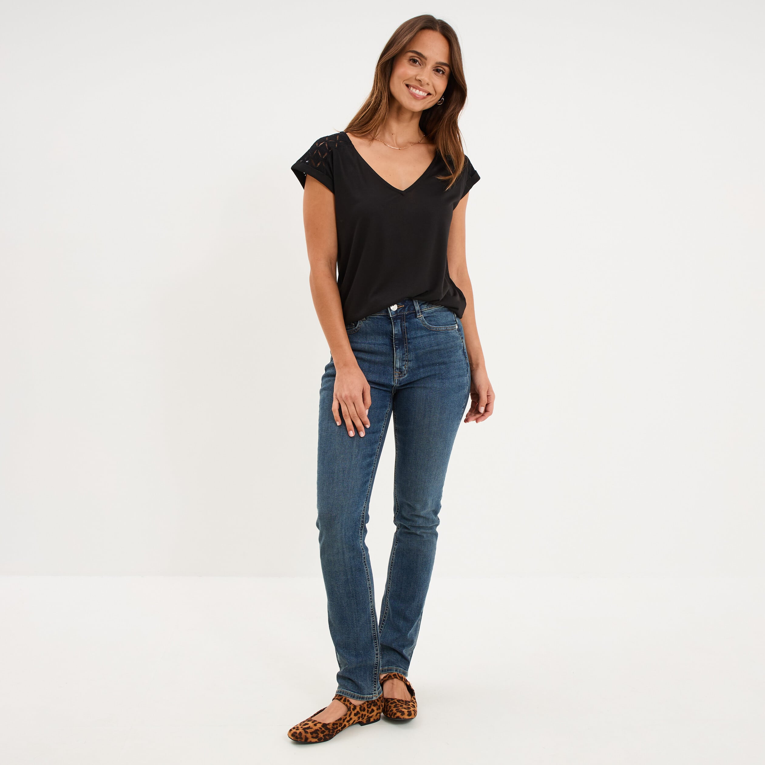 T-shirt col en V ajour&eacute; &eacute;paules et dos noir femme