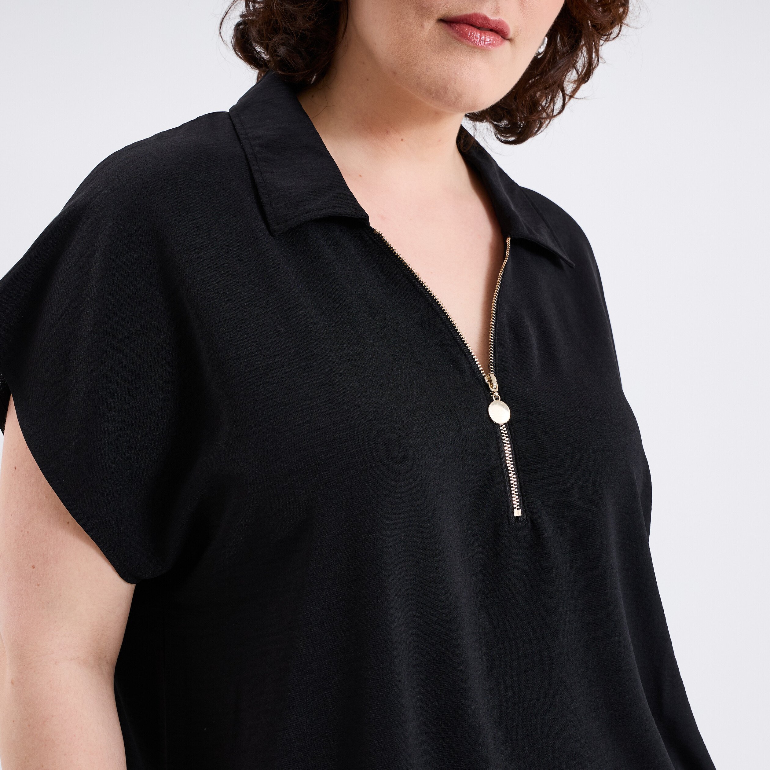blouse effet satin manches courtes noir femmegt Blouse effet satin manches courtes noir femme grande taille