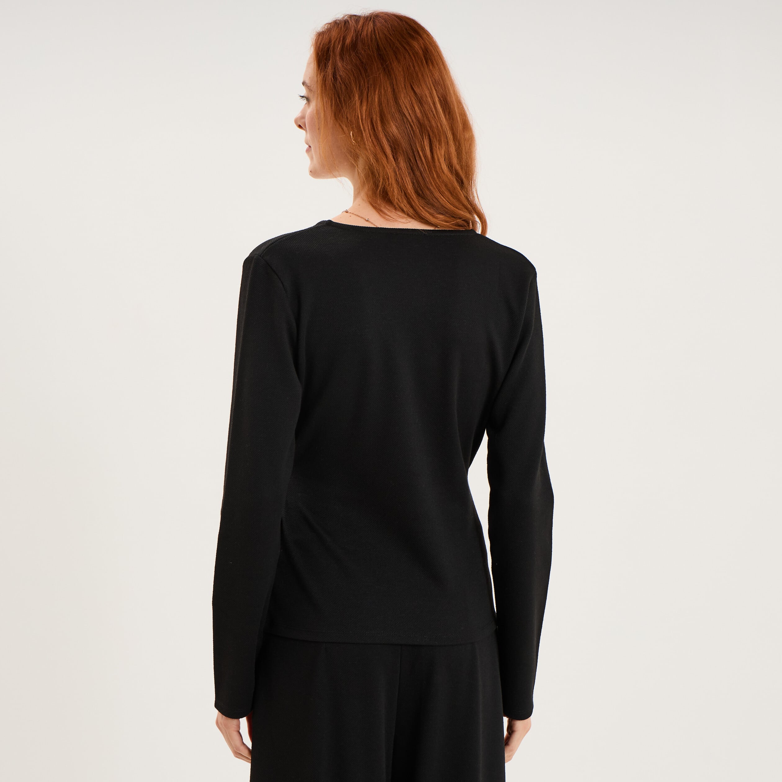 T-shirt ajust&eacute; col cache-coeur noir femme