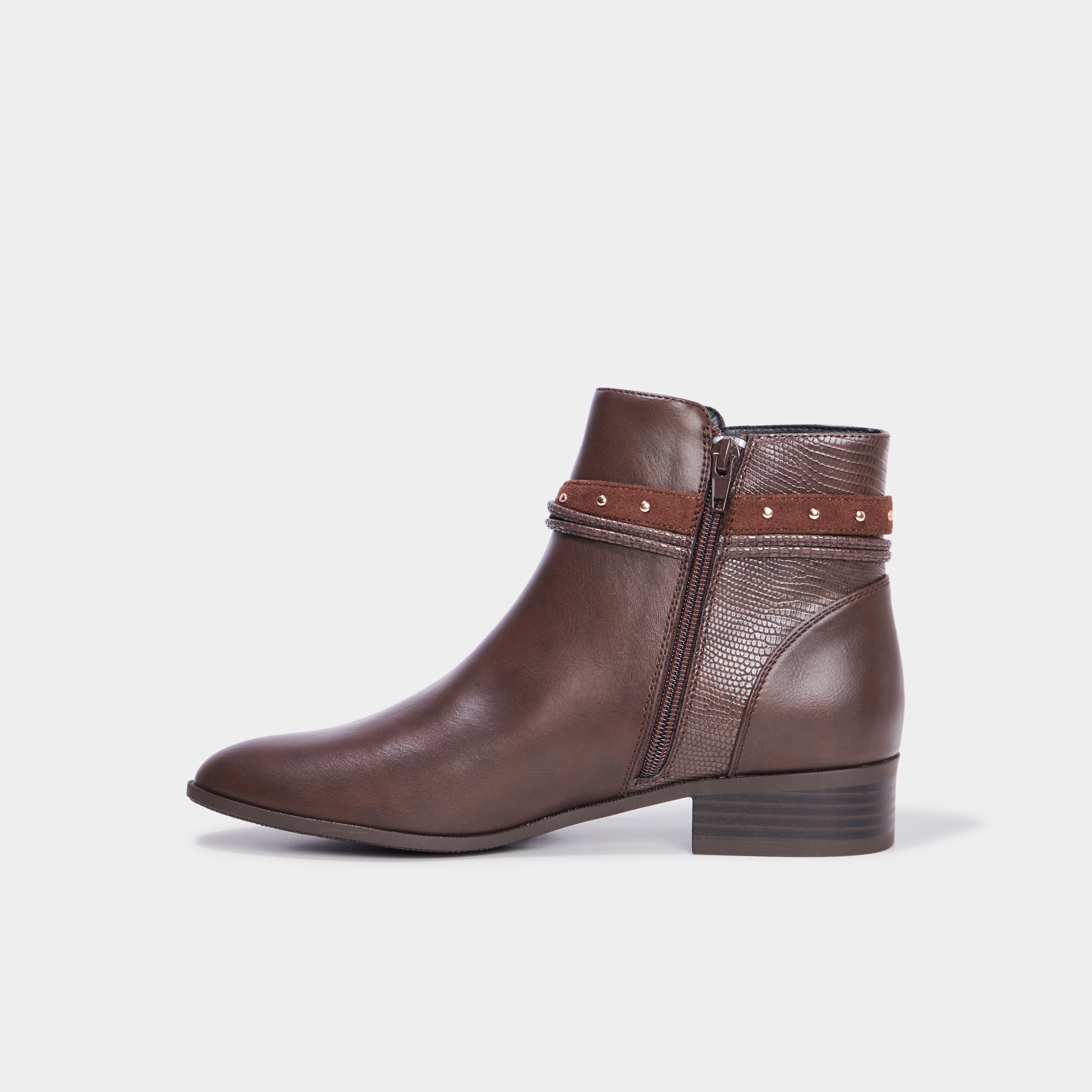 bottines a talons plats details cloutes marron femme Bottines à talons plats détails cloutés marron femme